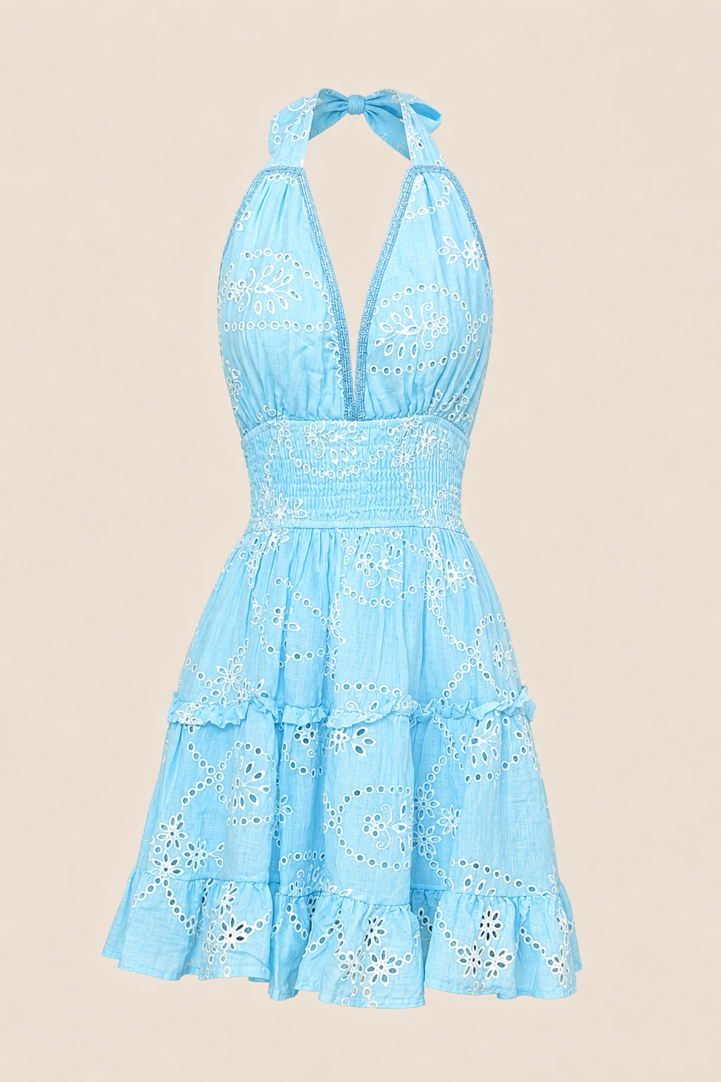 Modelo con vestido corto San Gallo fluido y femenino perfecto para brunch, beach club y looks sofisticados de verano