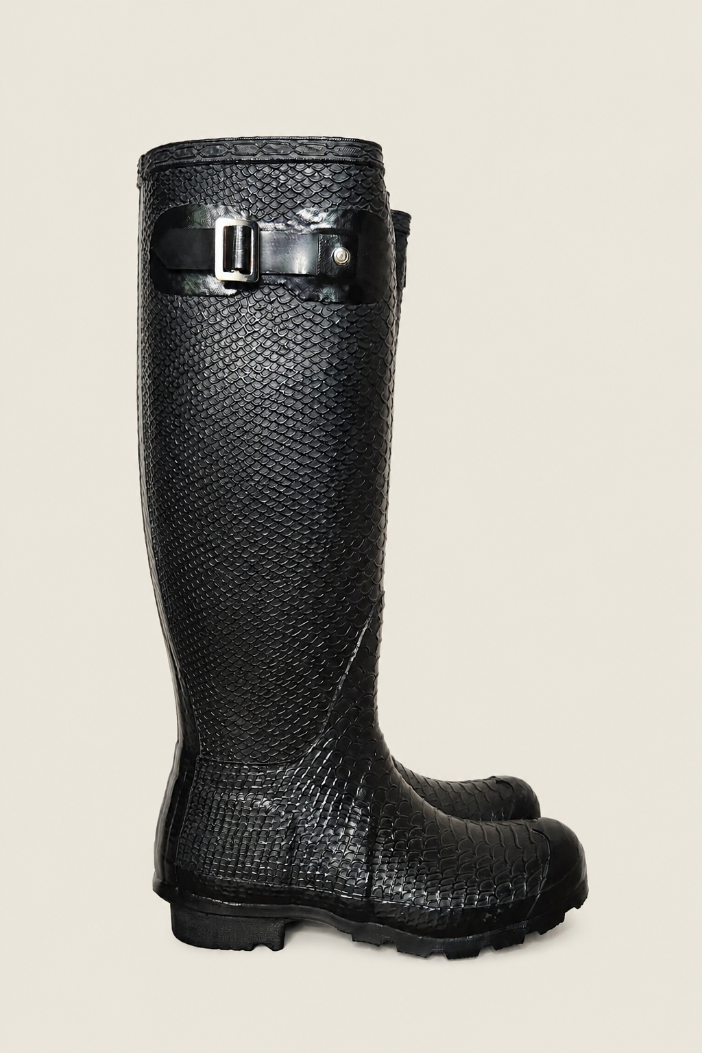 Vista Lateral Botas dea agua Boa Hunter de caucho original en color negro con diseño con hebillas en los laterales, estampado de relieve