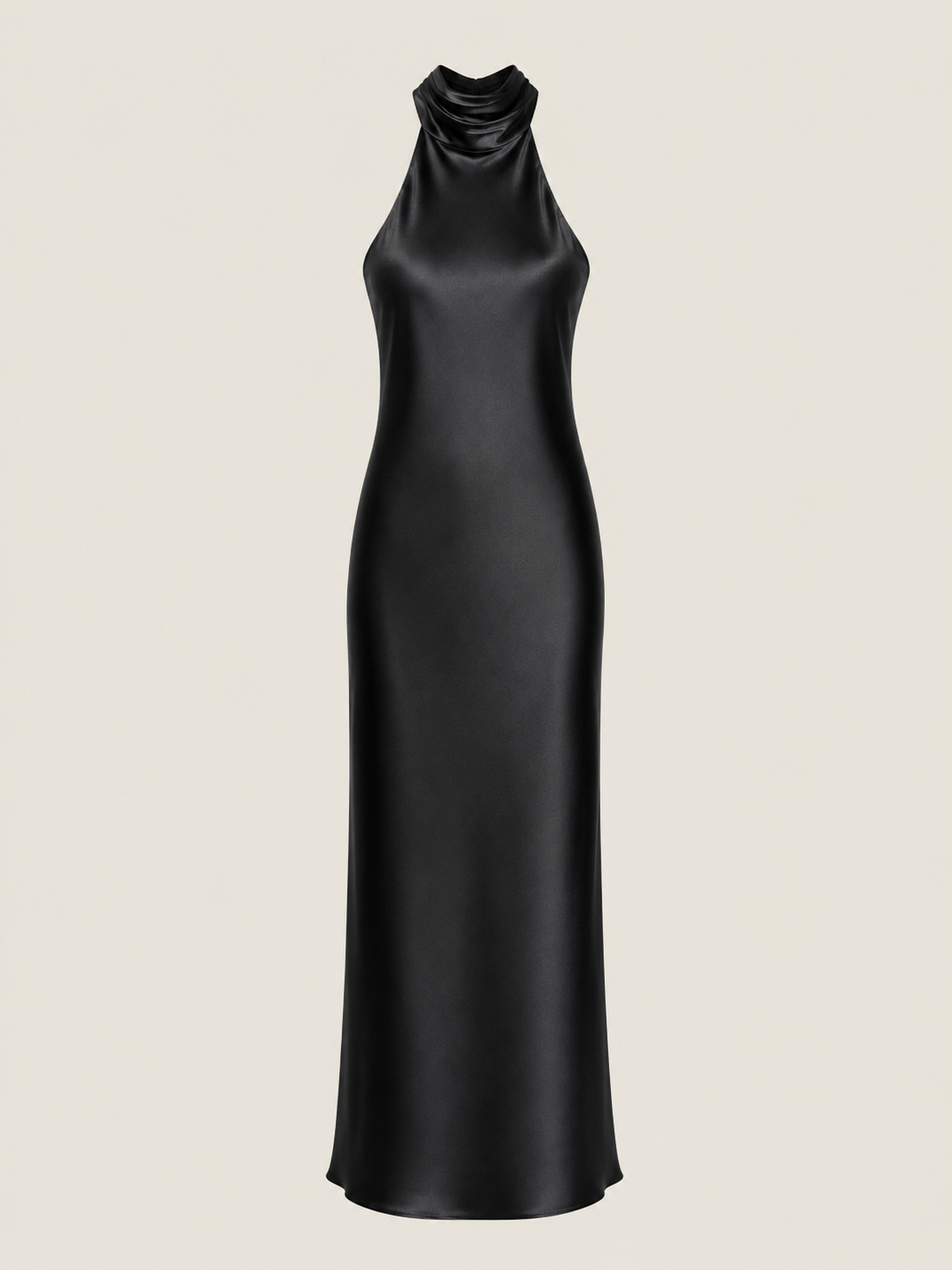 Modelo con vestido largo negro halter clásico y fluido perfecto para cenas elegantes y eventos nocturnos