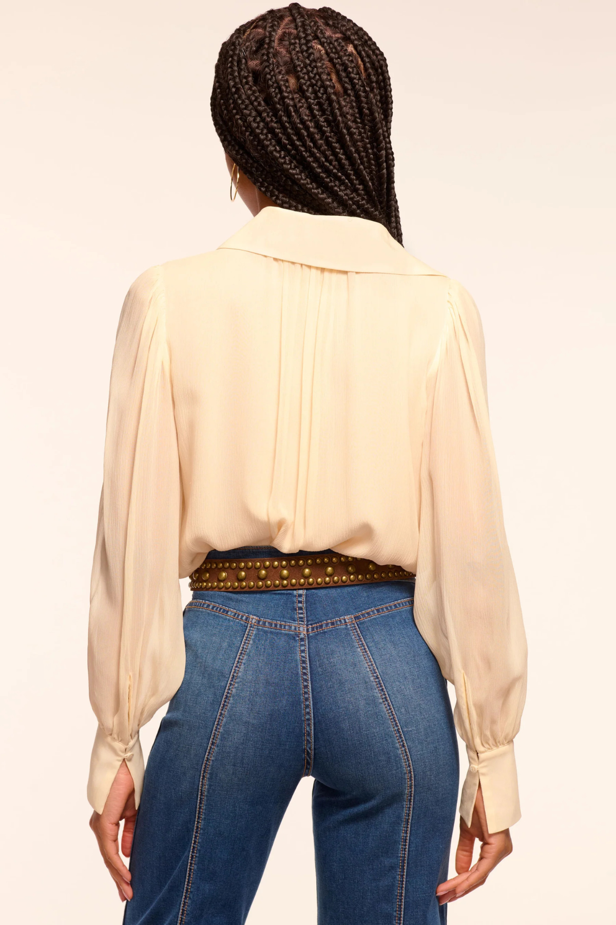 Vista posterior blusa Claire de seda chiffon bone mostrando caída vaporosa y largo completo elegante