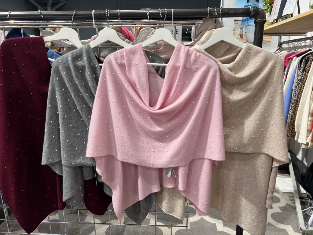 Vista frontal del poncho rosa In Cashmere con corte suelto, perfecto para añadir un toque femenino y chic al look