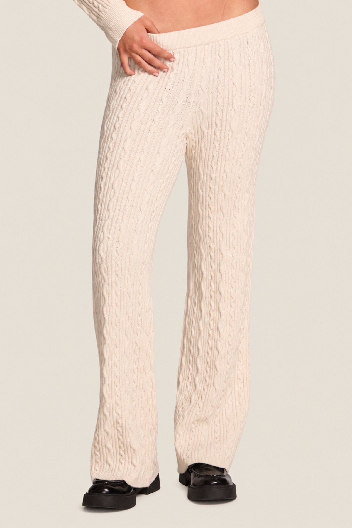 Pantalón de punto blanco antiguo para mujer con tejido de ochos y pierna recta