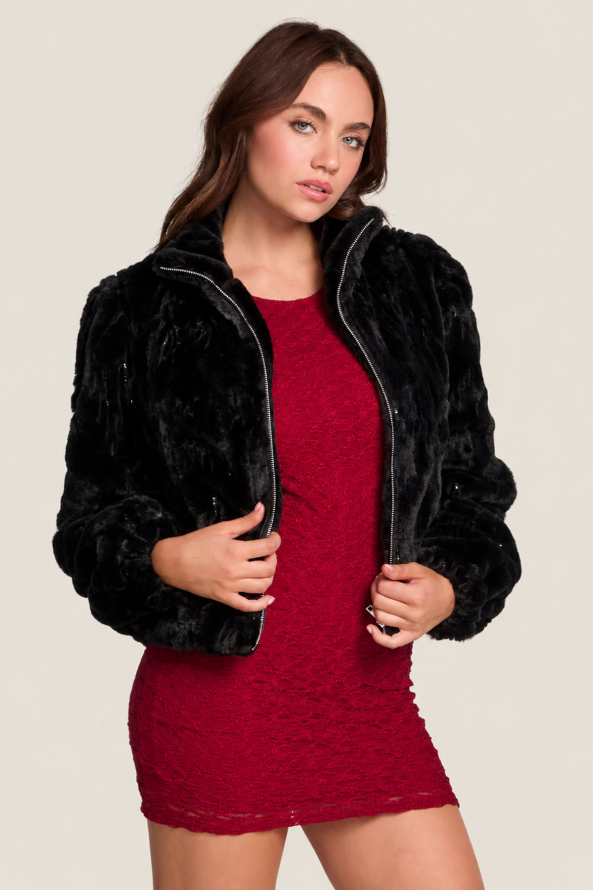 Chaqueta negra de efecto pelo con mangas abullonadas, cuello alto y cremallera frontal