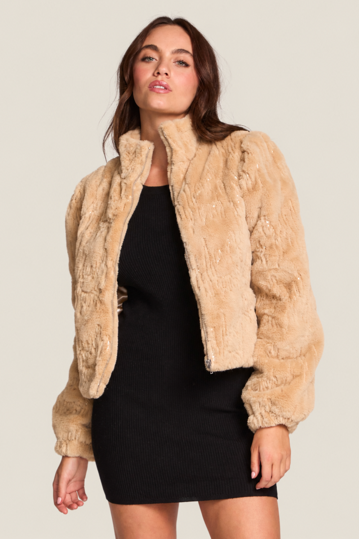 Chaqueta cappuccino de efecto pelo con mangas abullonadas, cuello alto y cremallera frontal