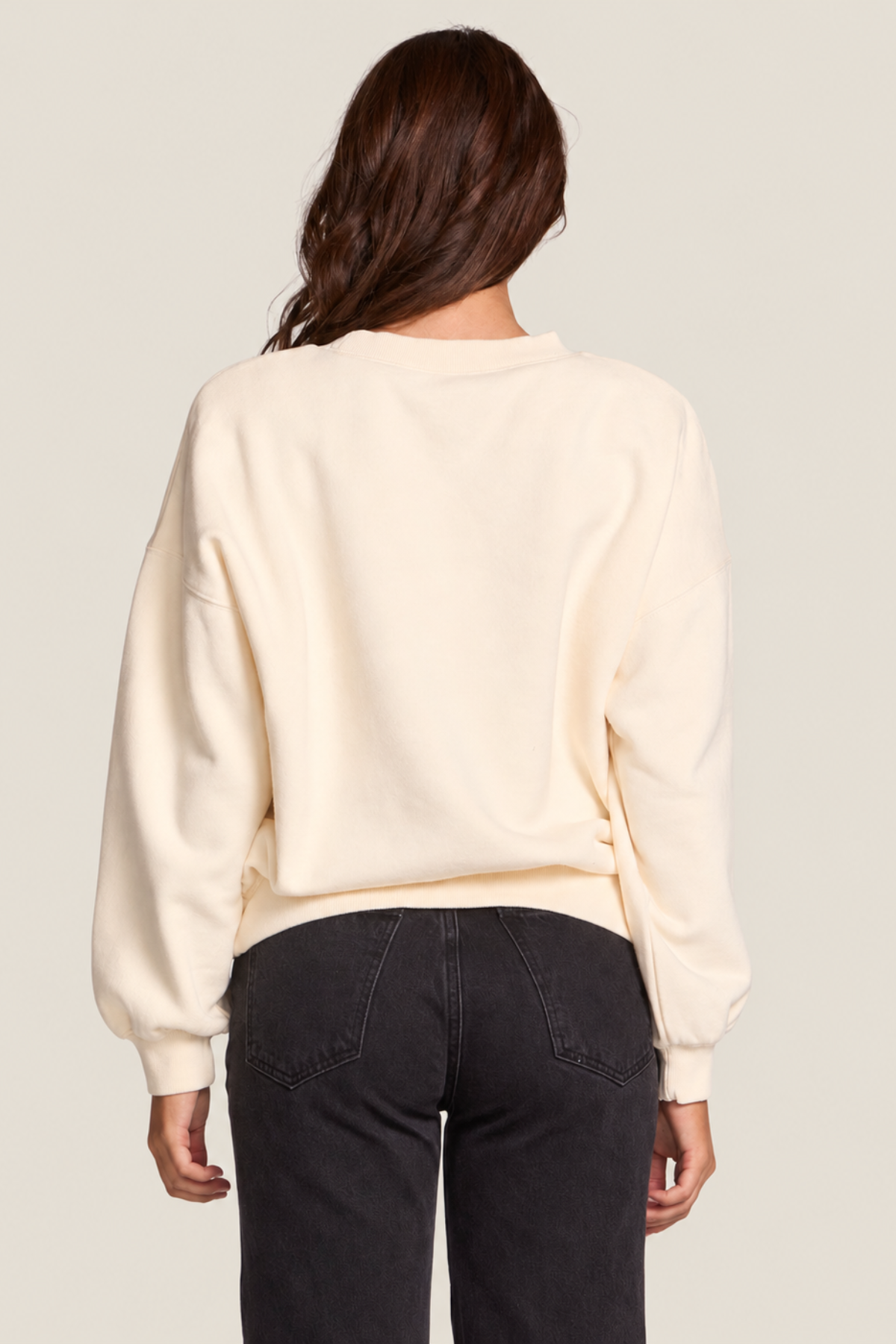 Sudadera beige de mujer vista trasera con corte relajado y manga larga