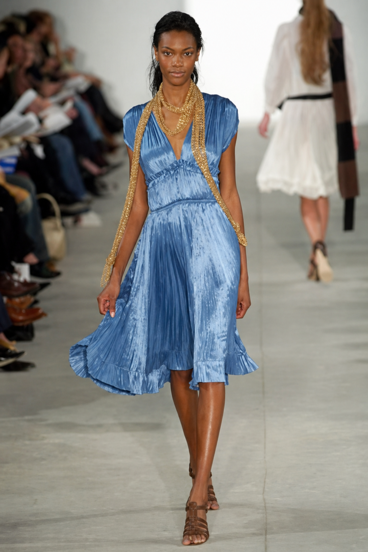 Bufanda Derek Lam con cristales Swarovski , mostrando estilo elegante y brillo espectacular ideal para looks sofisticados