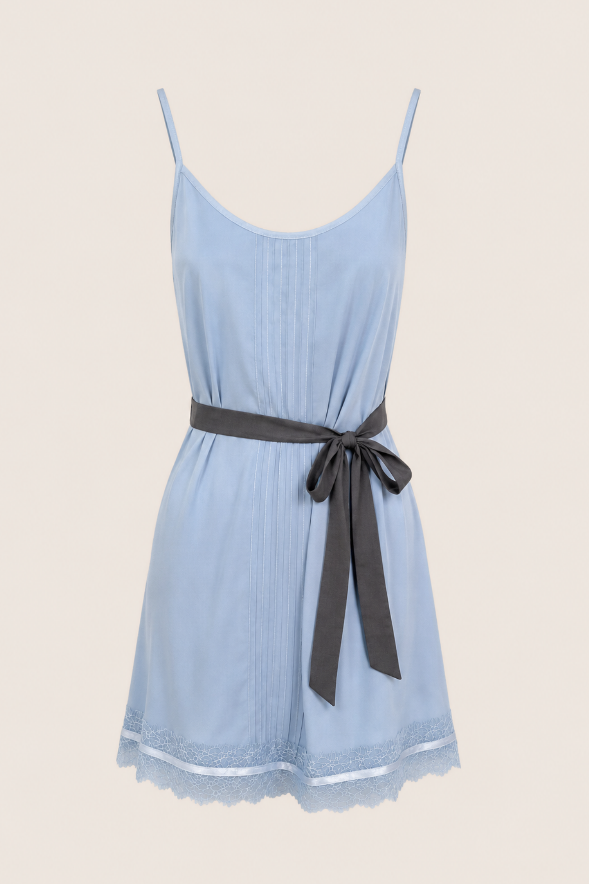 Vestido mini de Wink sobre fondo neutro, destacando el color azul cielo y detalles del tejido
