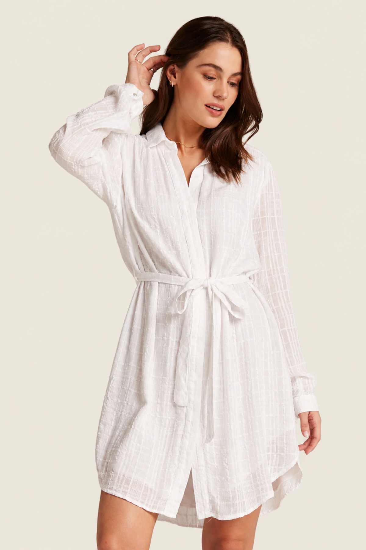 Modelo posando con el vestido corto Bella Dahl en blanco, destacando su corte favorecedor y estilo versátil