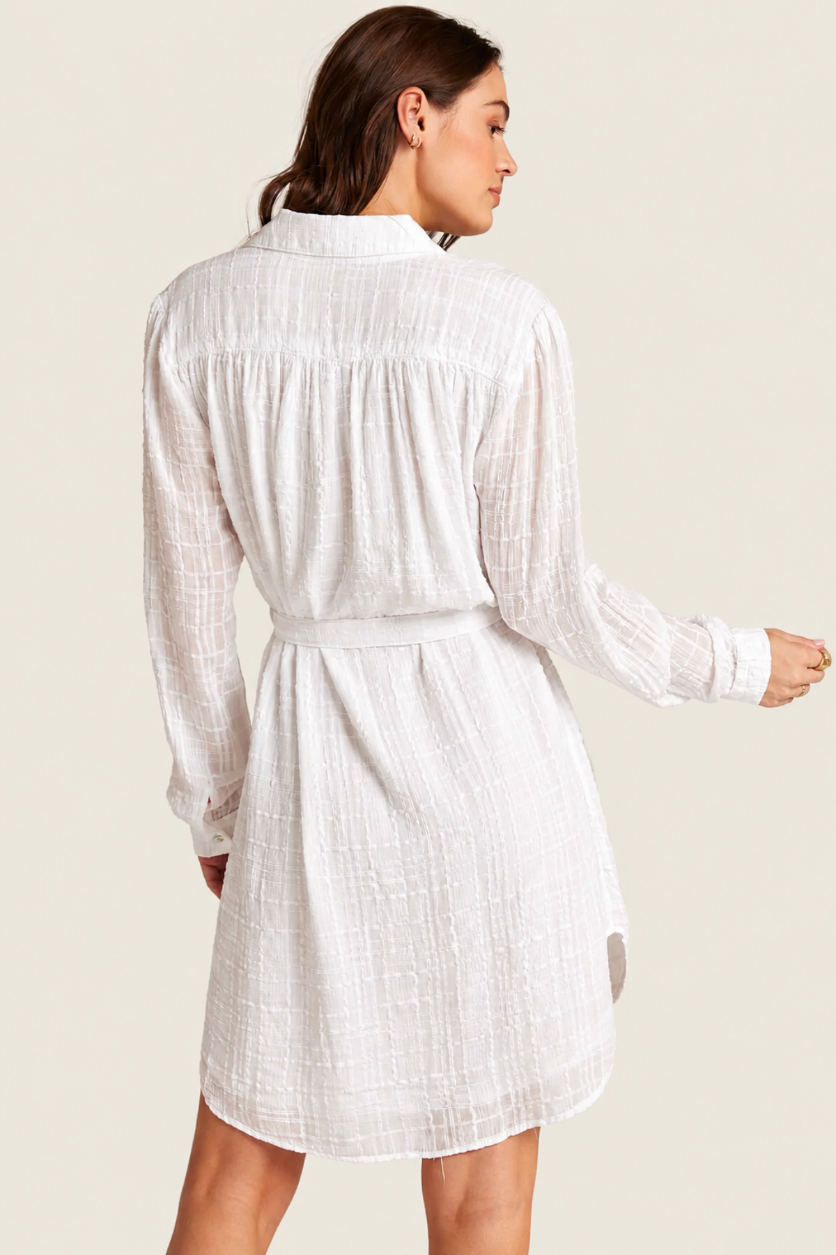Vista trasera del vestido corto Bella Dahl en blanco con botones ocultos, cinturón ajustado y manga larga, sobre fondo blanco neutro