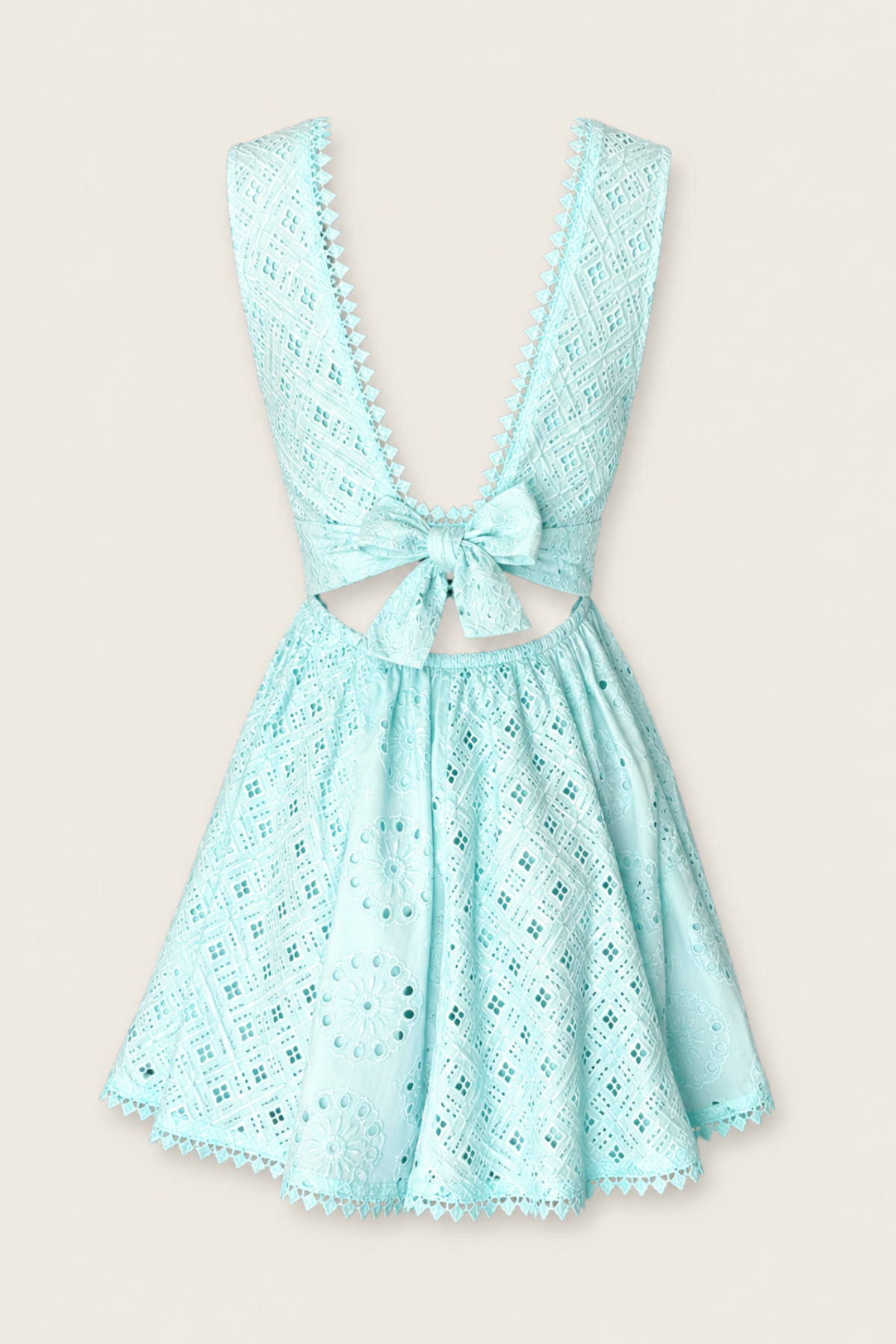 Vista trasera vestido corto turquesa con caída ligera y silueta favorecedora perfecto para vacaciones, fiestas y outfits sofisticados de verano