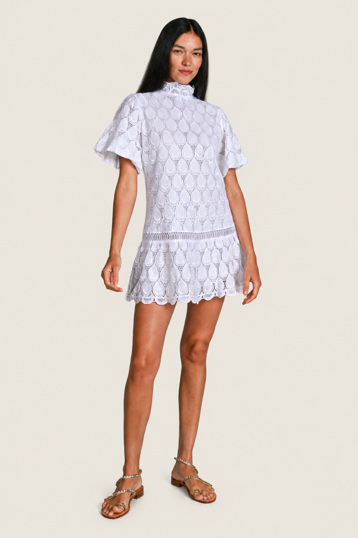 Vestido mini blanco Cubebe de algodón con diseño fluido ideal para verano, vacaciones y estilo mediterráneo elegante