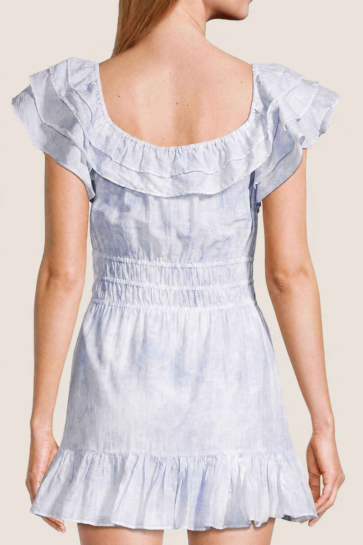 Plano trasero del vestido corto Kamie LoveShackFancy en modelo mostrando cierre oculto y estampado floral completo