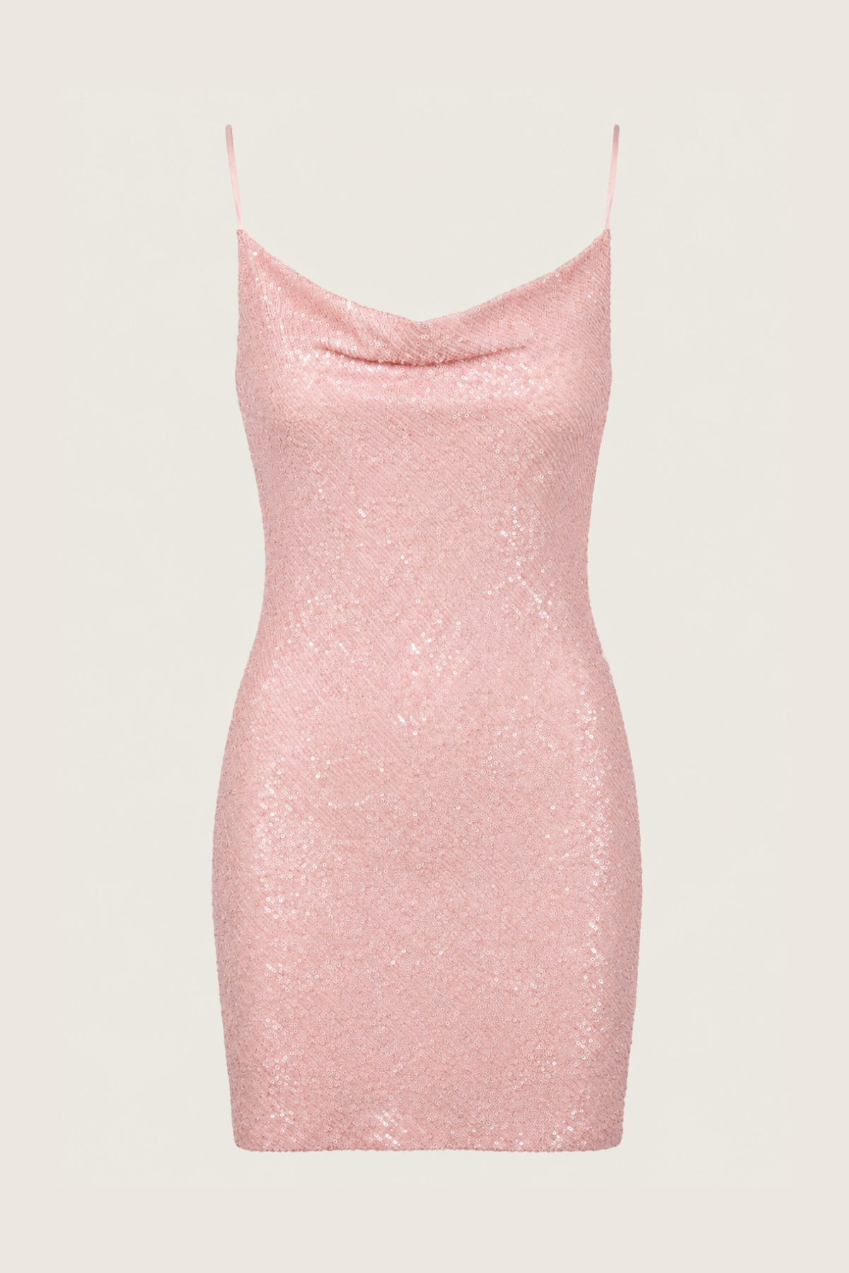 Vestido Maris rosa claro de lentejuelas colgado, mostrando su corte recto y tirantes finos en contra fondo neutro