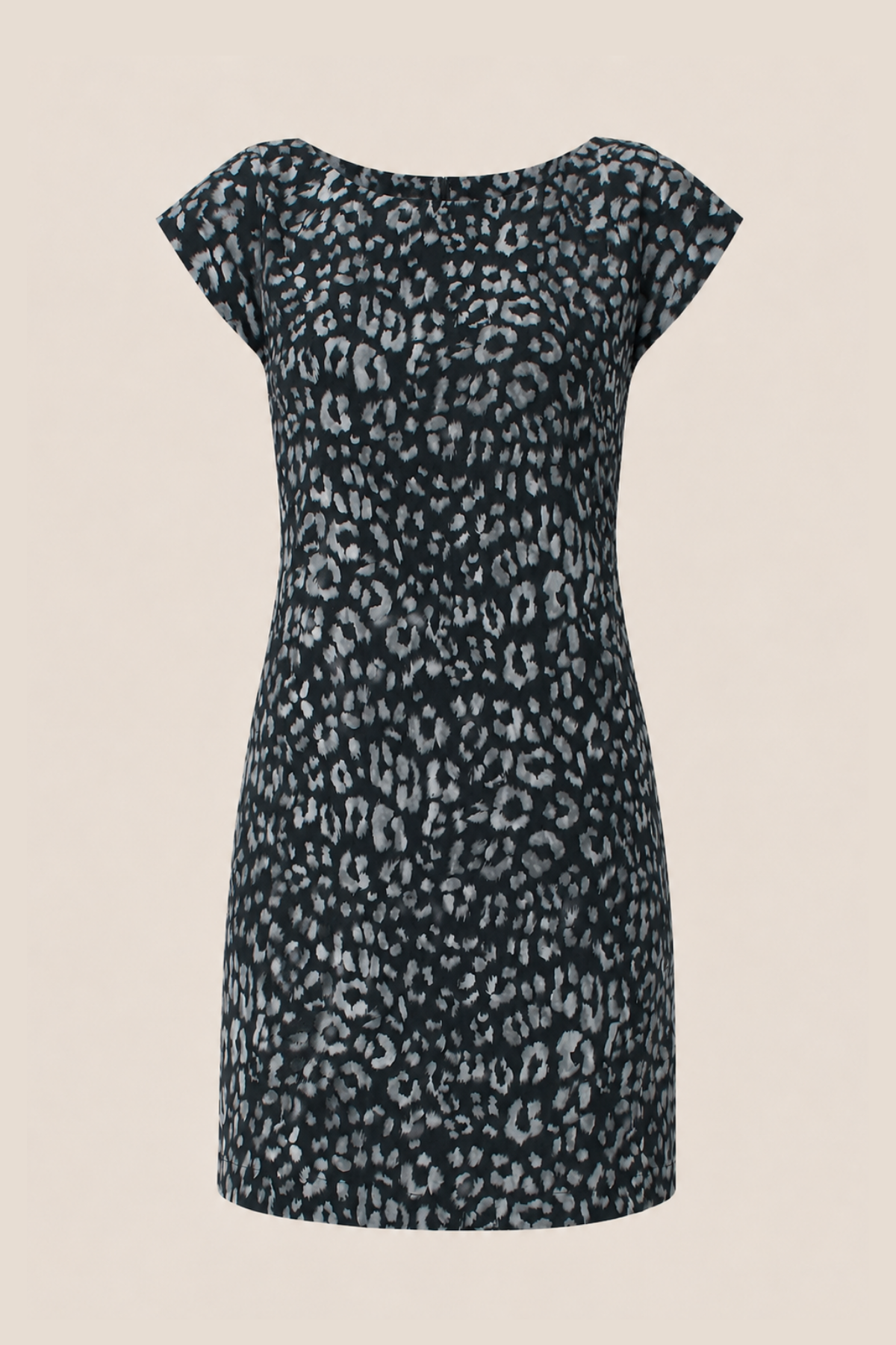 Vestido corto Joie Weaver de seda marfil sobre fondo blanco mostrando un estilo elegante y sofisticado