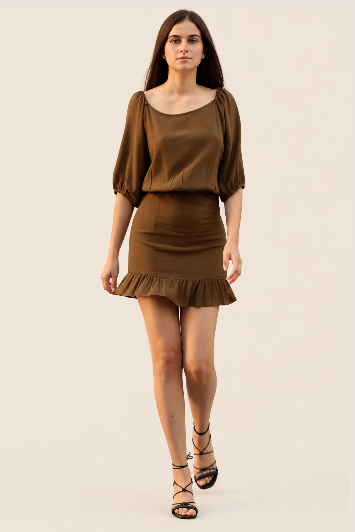 Vestido corto Flynn Skye Kristina sin hombros en oliva, escote recto, falda con volantes y mangas ¾ con puños elásticos
