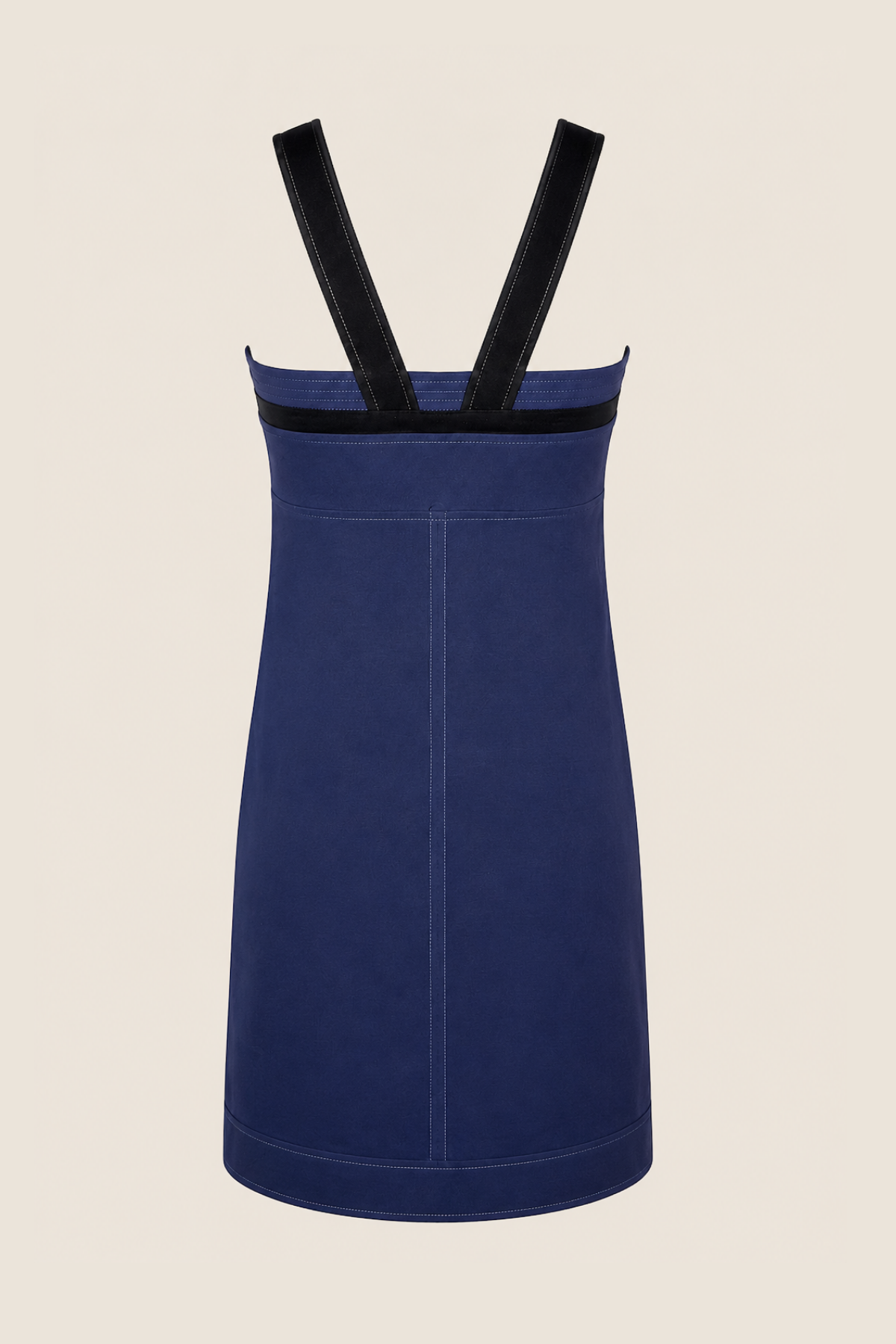 Vista trasera del vestido corto de seda Derek Lam en azul marino, mostrando su diseño sin forro y caída elegante