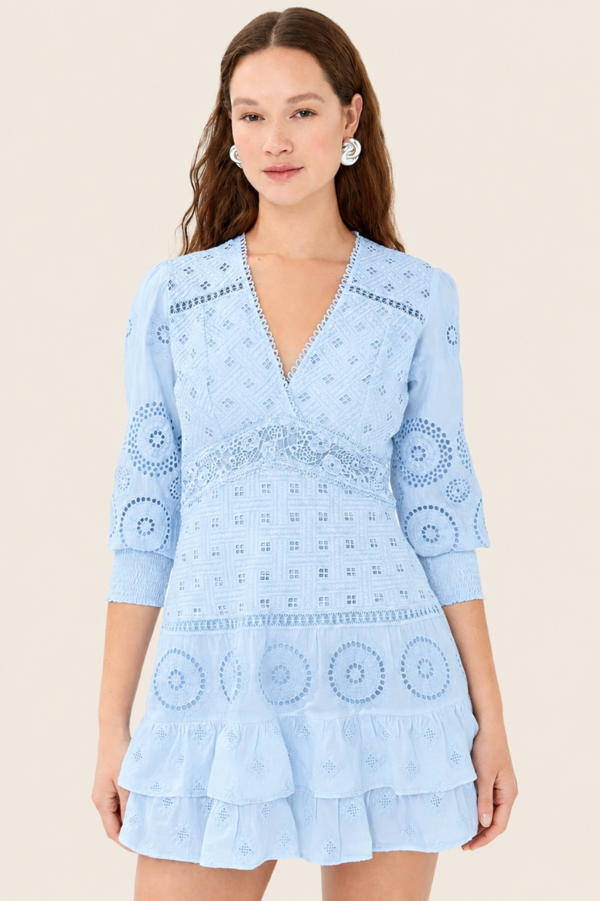 Vestido mini elegante con diseño femenino y ajuste favorecedor perfecto para cenas, verano y outfits casual chic