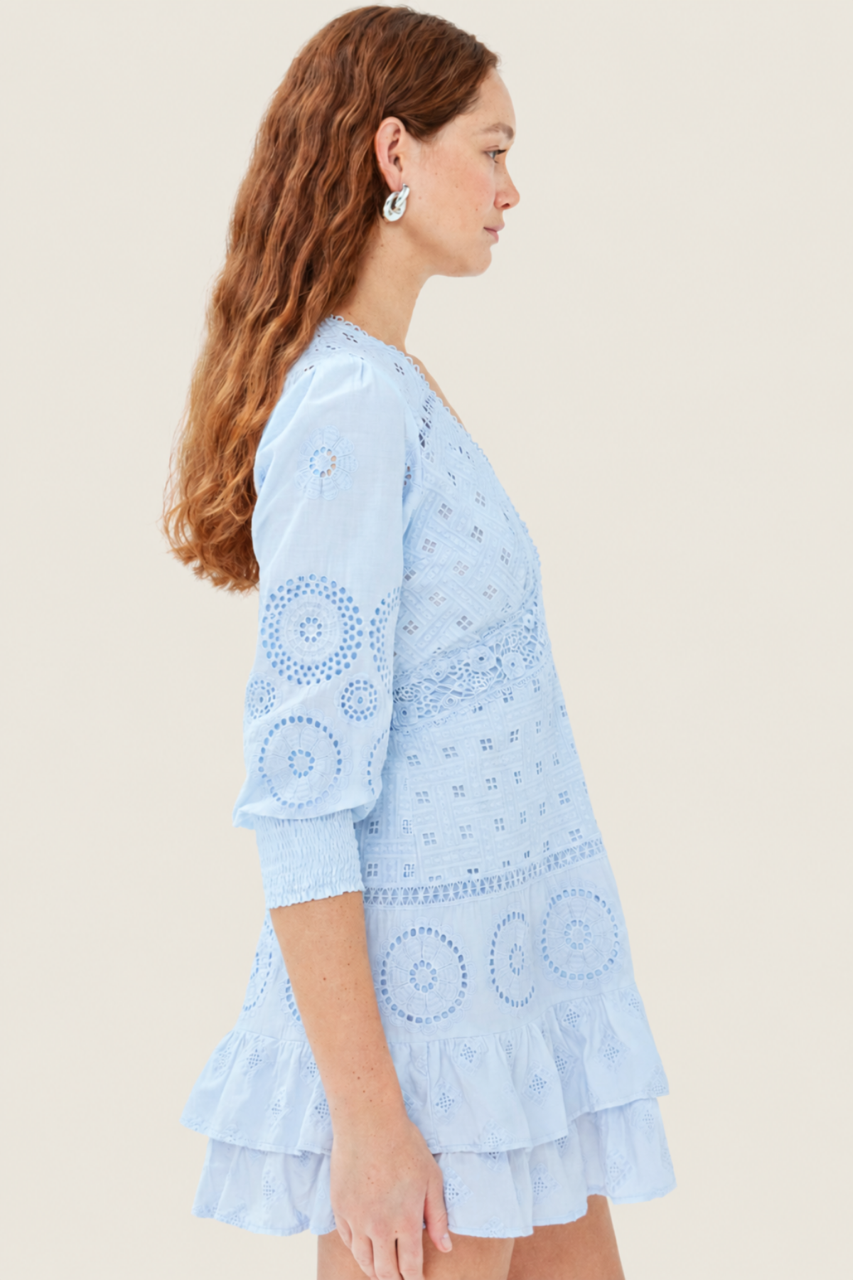 Vista lateral vestido corto cloud con movimiento fluido ideal para vacaciones y looks relajados con estilo effortless luxury
