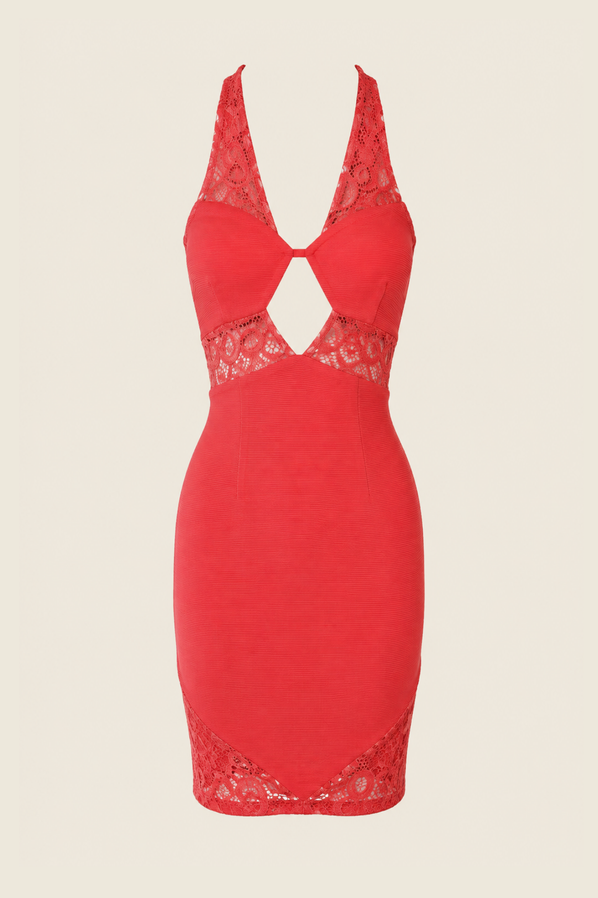 Minivestido rojo en maniquí mostrando escote en V profundo y halter sobre fondo neutro
