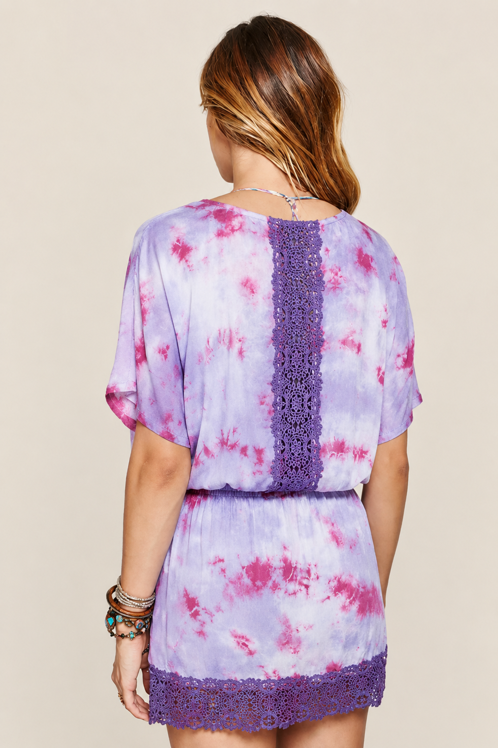 Modelo de espaldas con el vestido Gypsy Lavender Tie Dye, detalle del encaje en la espalda y caída elegante del bajo