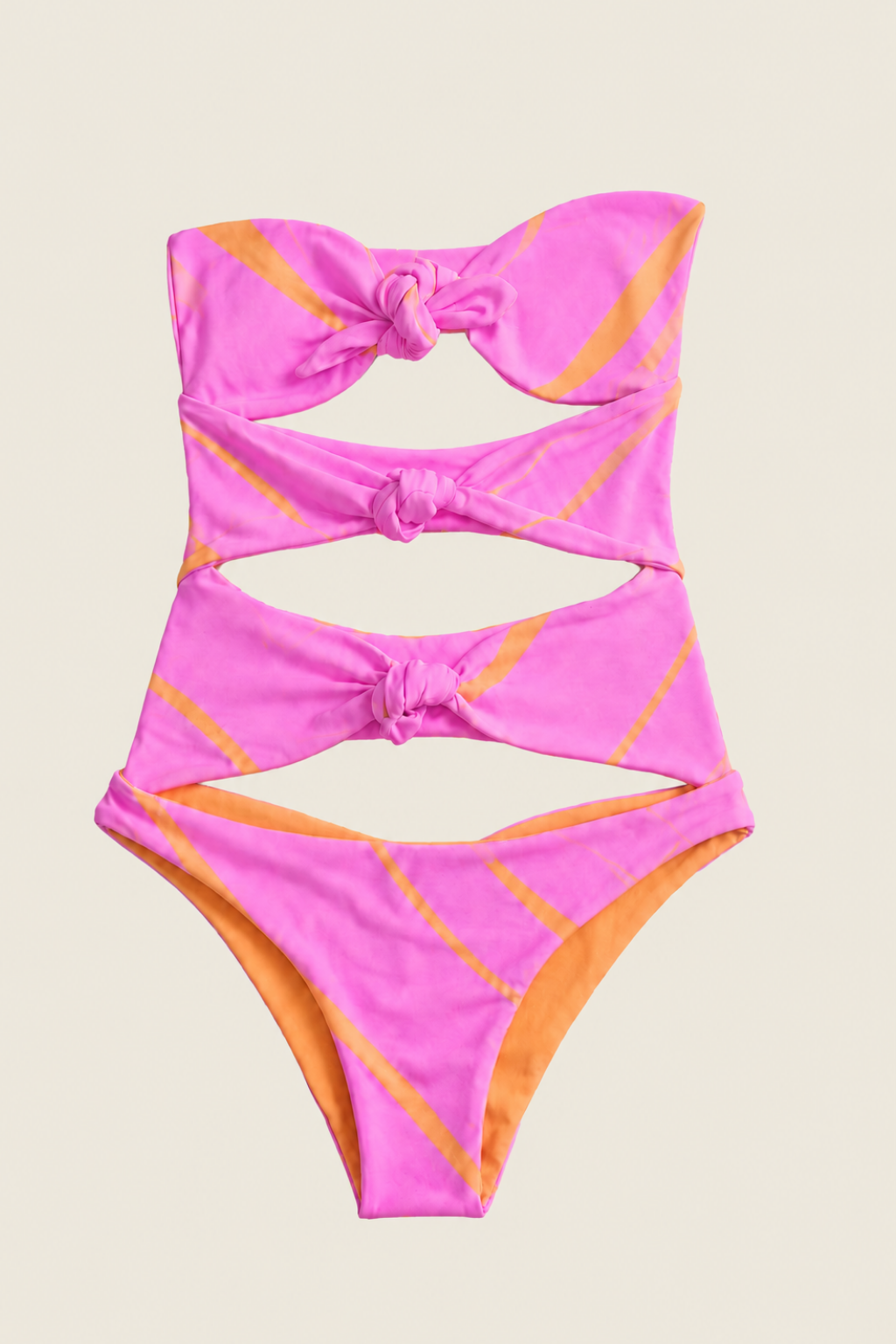 Bañador Martha Rey Amore Hyper Pink sobre fondo blanco, una pieza elegante con tejido liso y sin costuras