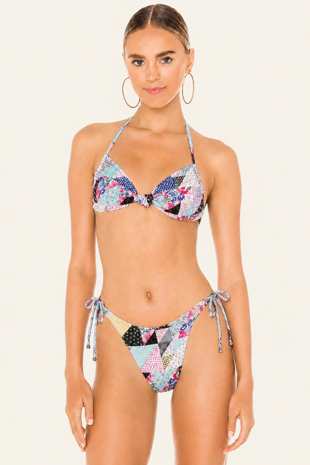 Bikini Frankies Gabe Patchwork con estampado multicolor y diseño bandeau, tirantes ajustables para un estilo veraniego único