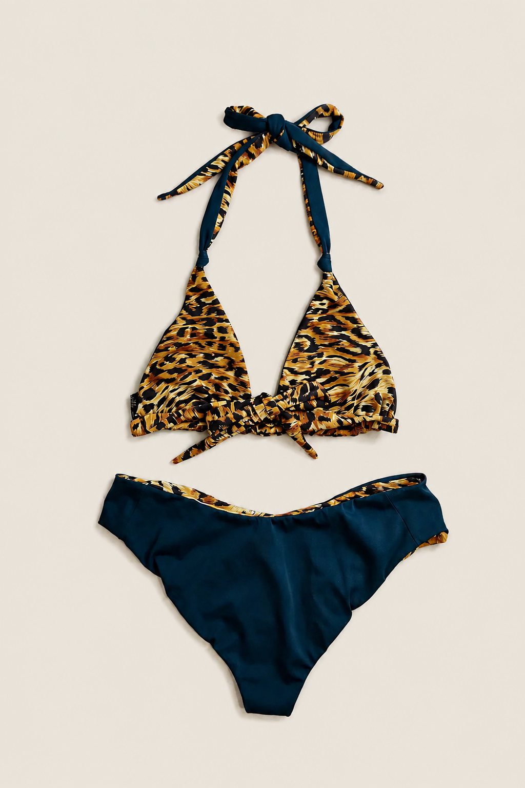 Vista trasera del Bikini Falco sobre fondo blanco, tirantes cruzados y corte que realza la figura con estilo sofisticado