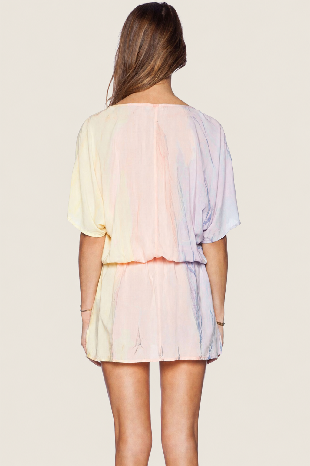 Vista trasera del vestido Gypsy Dolman corto en modelo sobre fondo blanco, destacando caída fluida y diseño desenfadado y bohemio