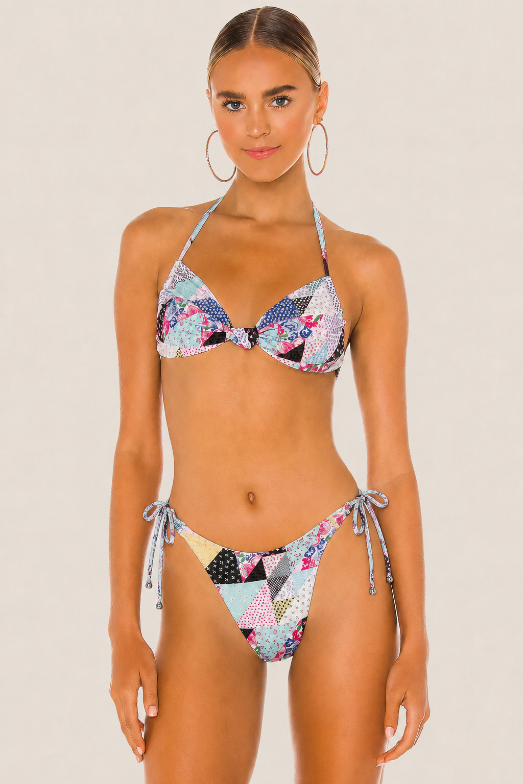 Bikini Frankies Gabe Patchwork con estampado multicolor y diseño bandeau, tirantes ajustables para un estilo veraniego único