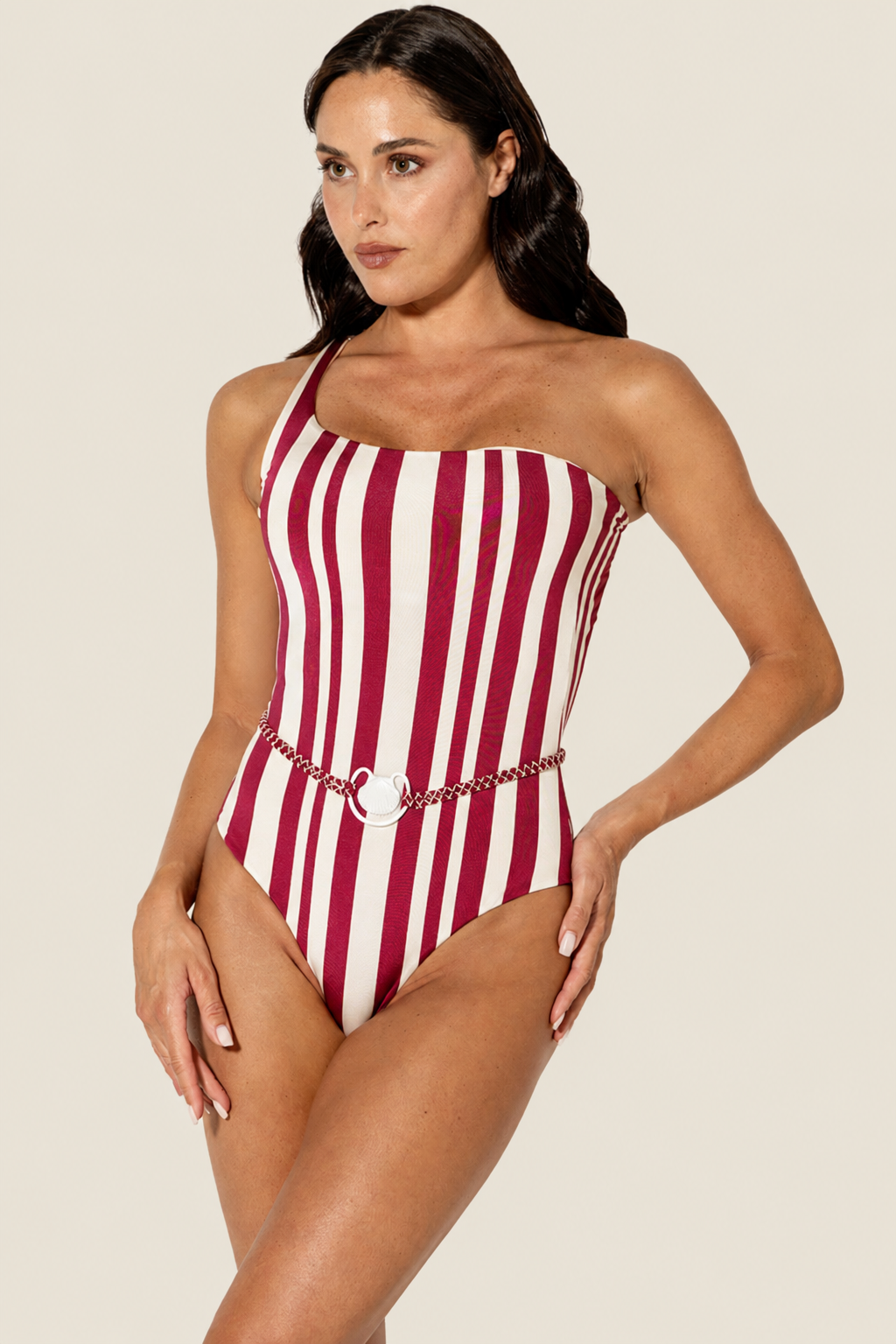 Bañador granate burdeos de un hombro con rayas verticales y detalle nudo elegante ideal para playa y estilo sofisticado