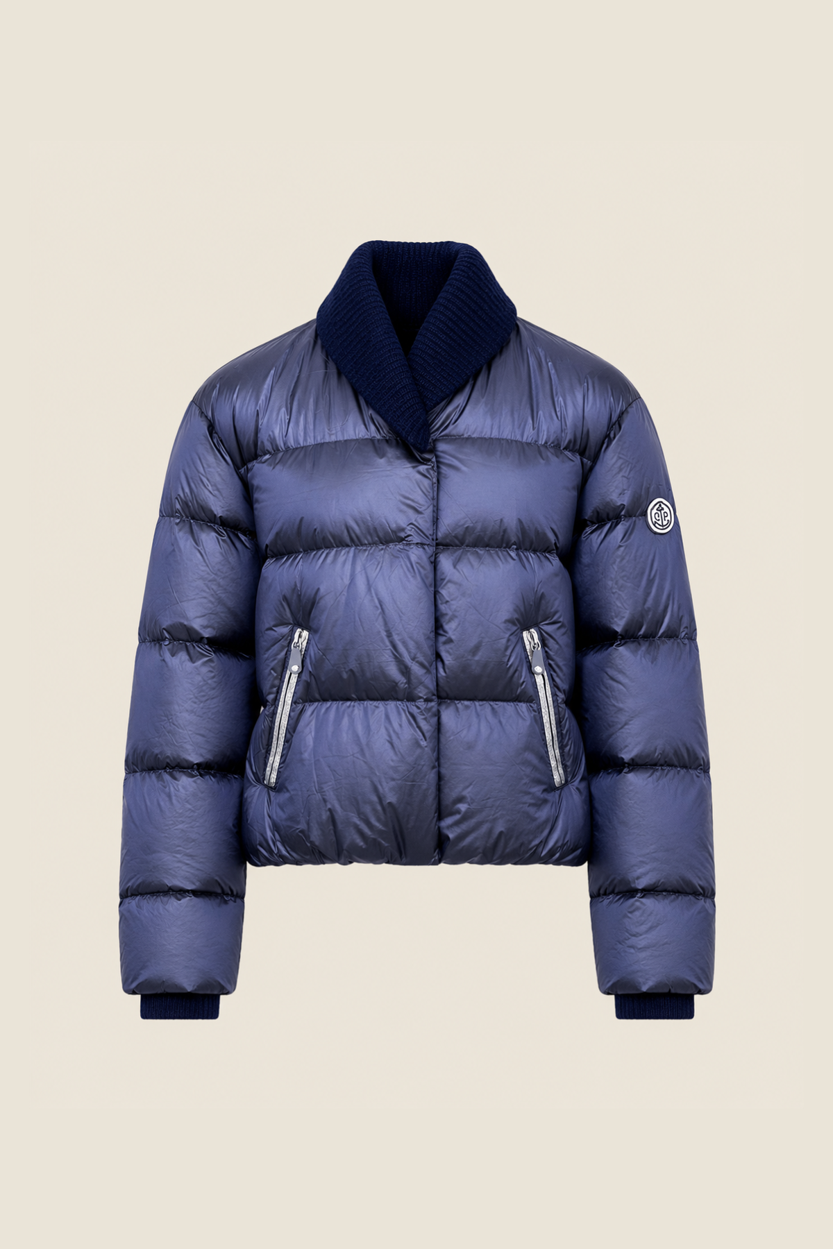 Vista frontal de la chaqueta The SG Down Jacket en navy/silver con plumón de alta calidad y cuello de cashmere elegante y funcional