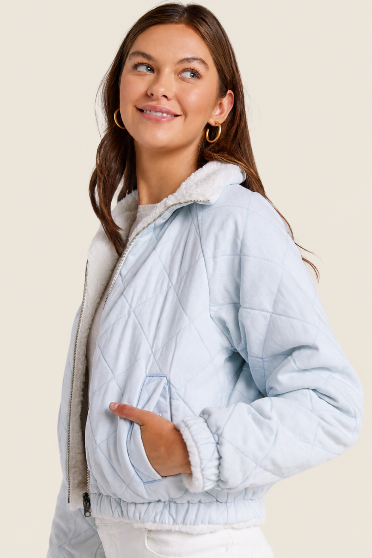 Detalle de la manga raglán y bordes elásticos de la cazadora Bella Dahl Skye, perfecta para protección frente al frío con estilo