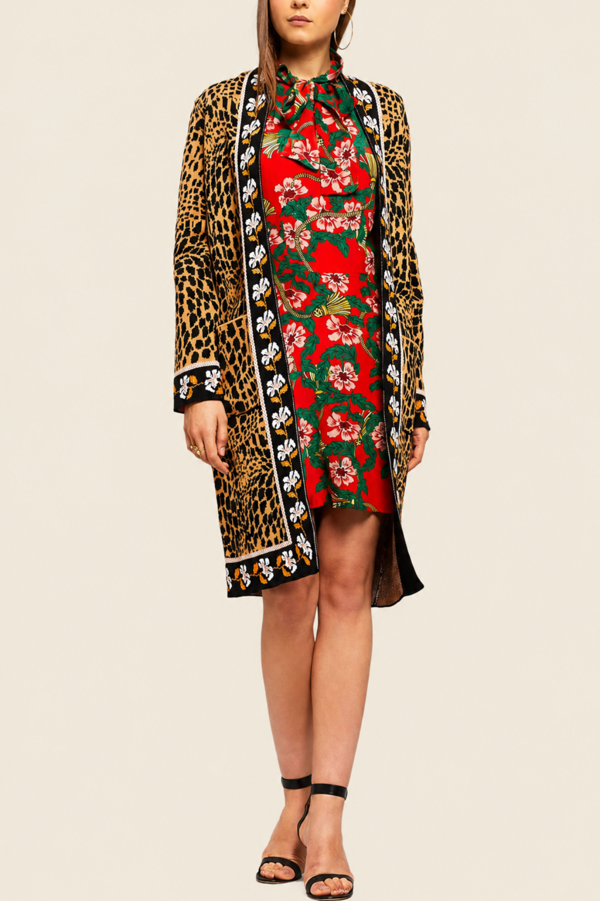 Modelo con cárdigan Leocroc midi en estampado leopardo y ribete floral, combinando elegancia y estilo casual