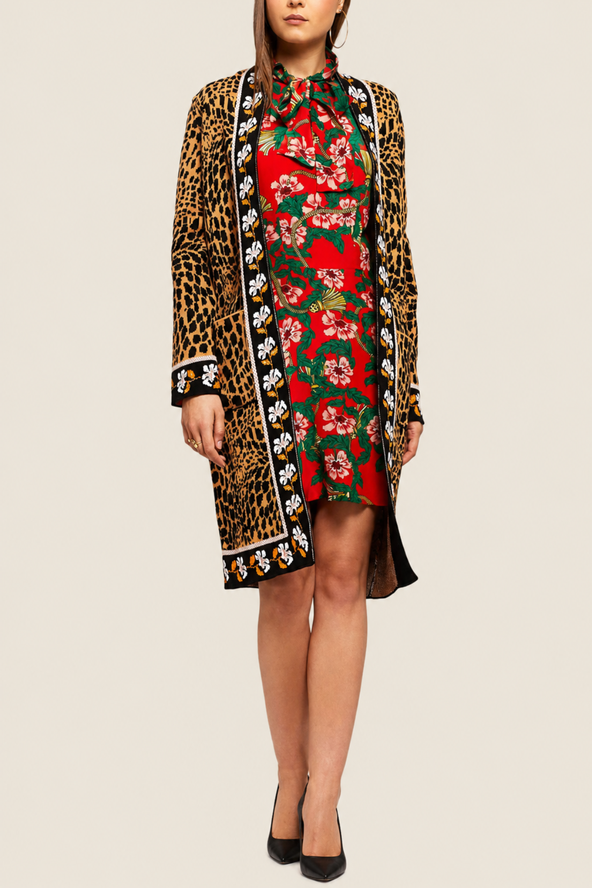 Modelo con cárdigan Leocroc midi en estampado leopardo y ribete floral, combinando elegancia y estilo casual