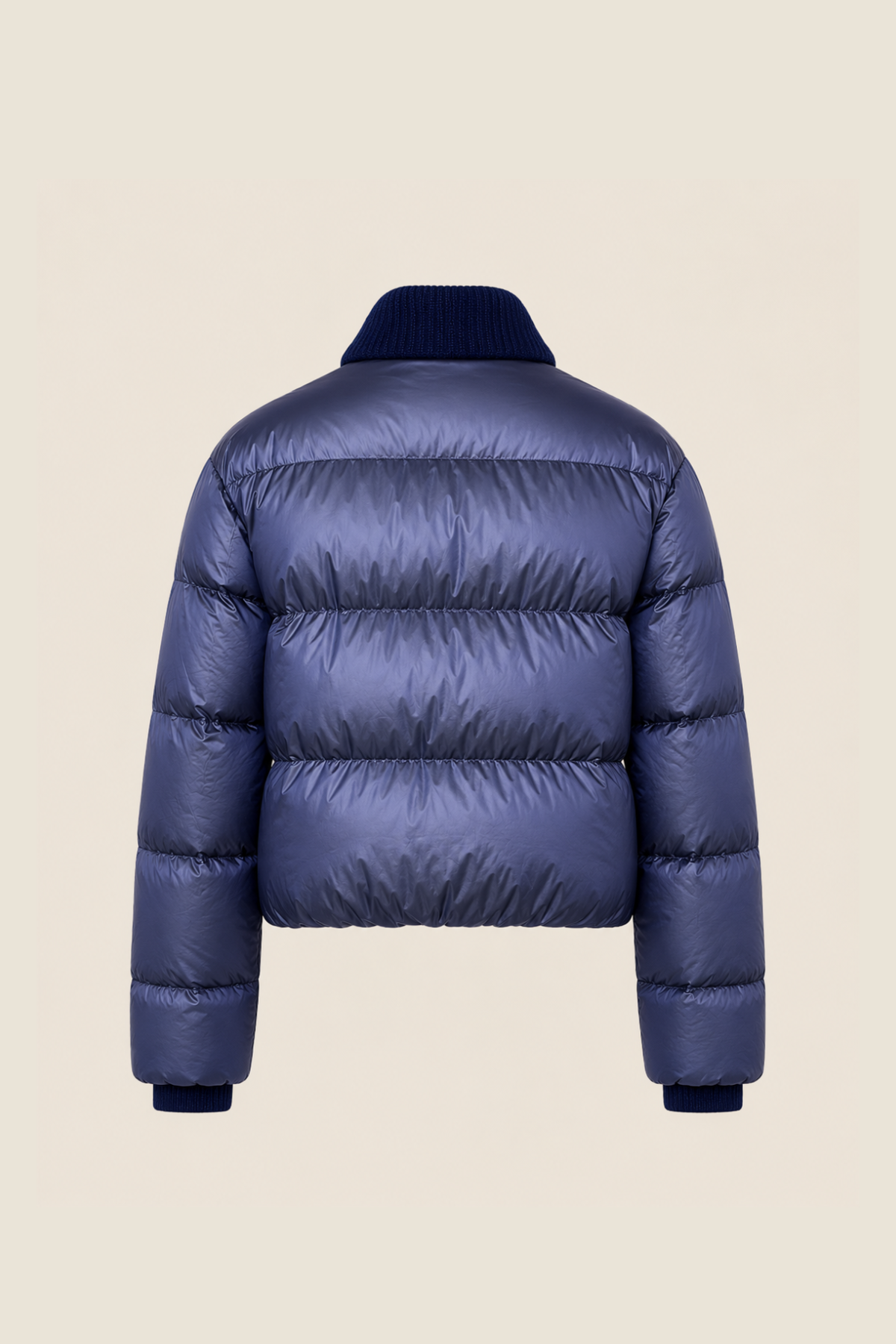 Chaqueta Cortland Park The SG Down en navy/silver vista trasera colgada en percha con diseño acolchado y acabado metalizado elegante