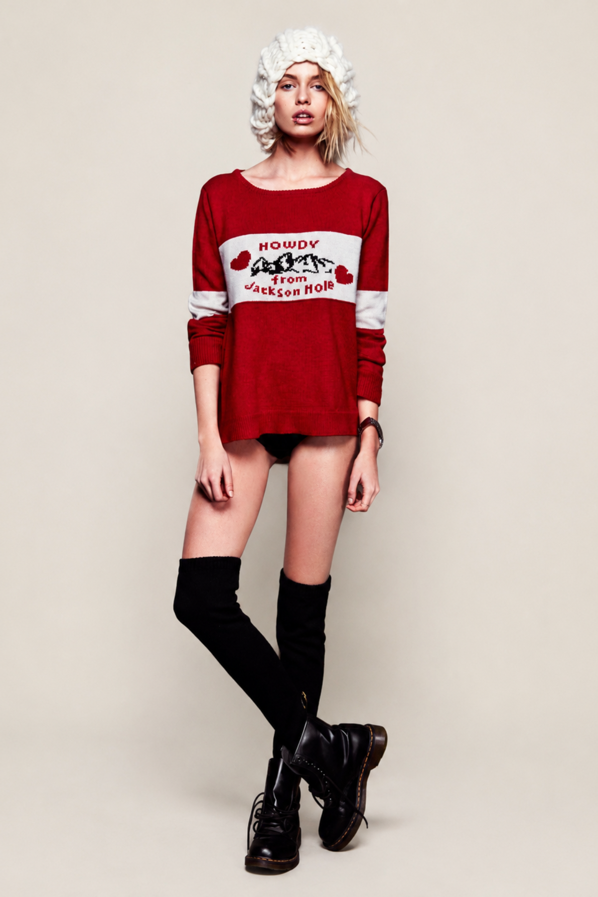 Imagen de cuerpo entero con el Knitz Howdy Sweater rojo, combinando comfort y diseño llamativo ideal para looks casuales