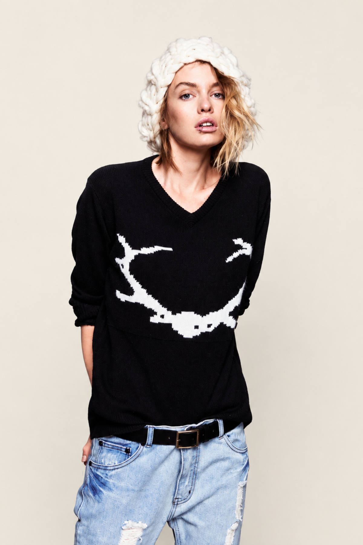 Modelo de frente con jersey Knitz Antler negro y diseño de cuernos en contraste, ideal para estilismos urbanos con carácter