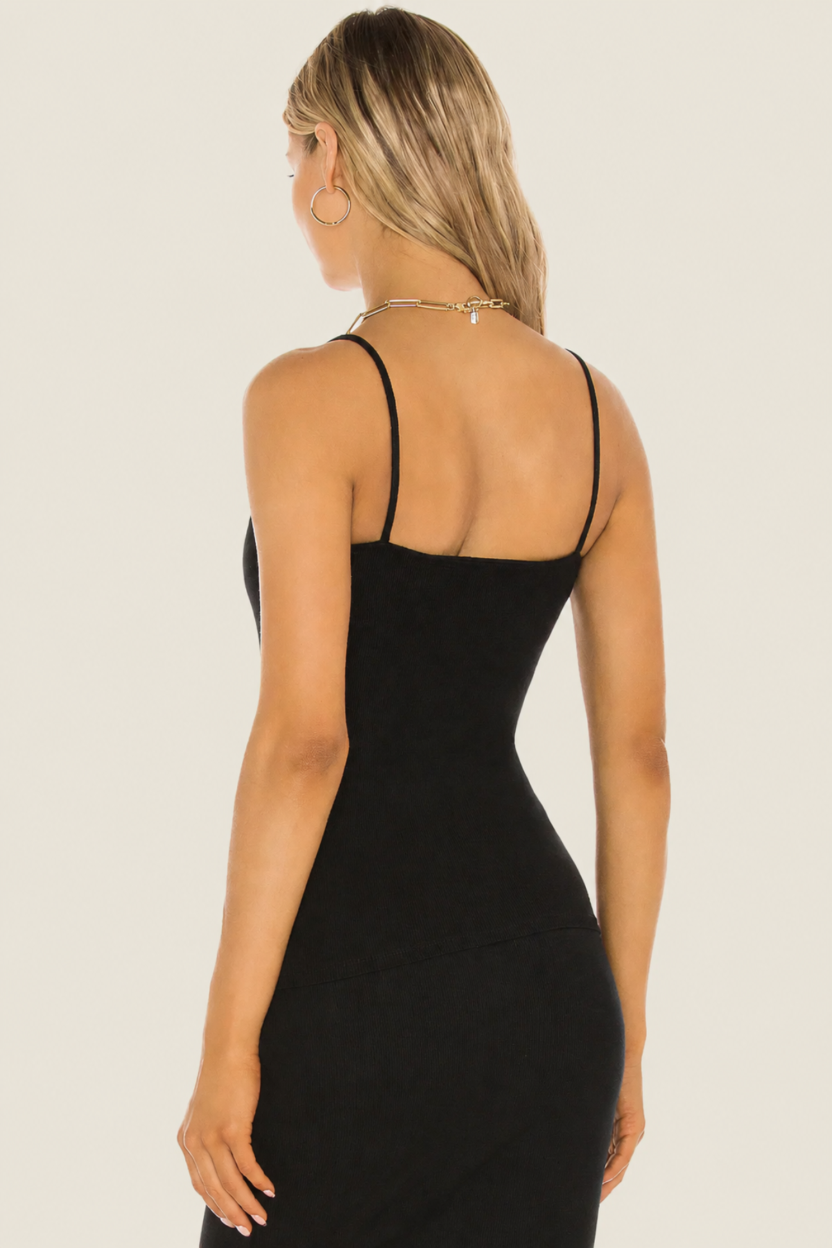 Imagen trasera de la modelo con Everett rib top negro, escote recto trasero y costura ceñida destacada sobre fondo blanco