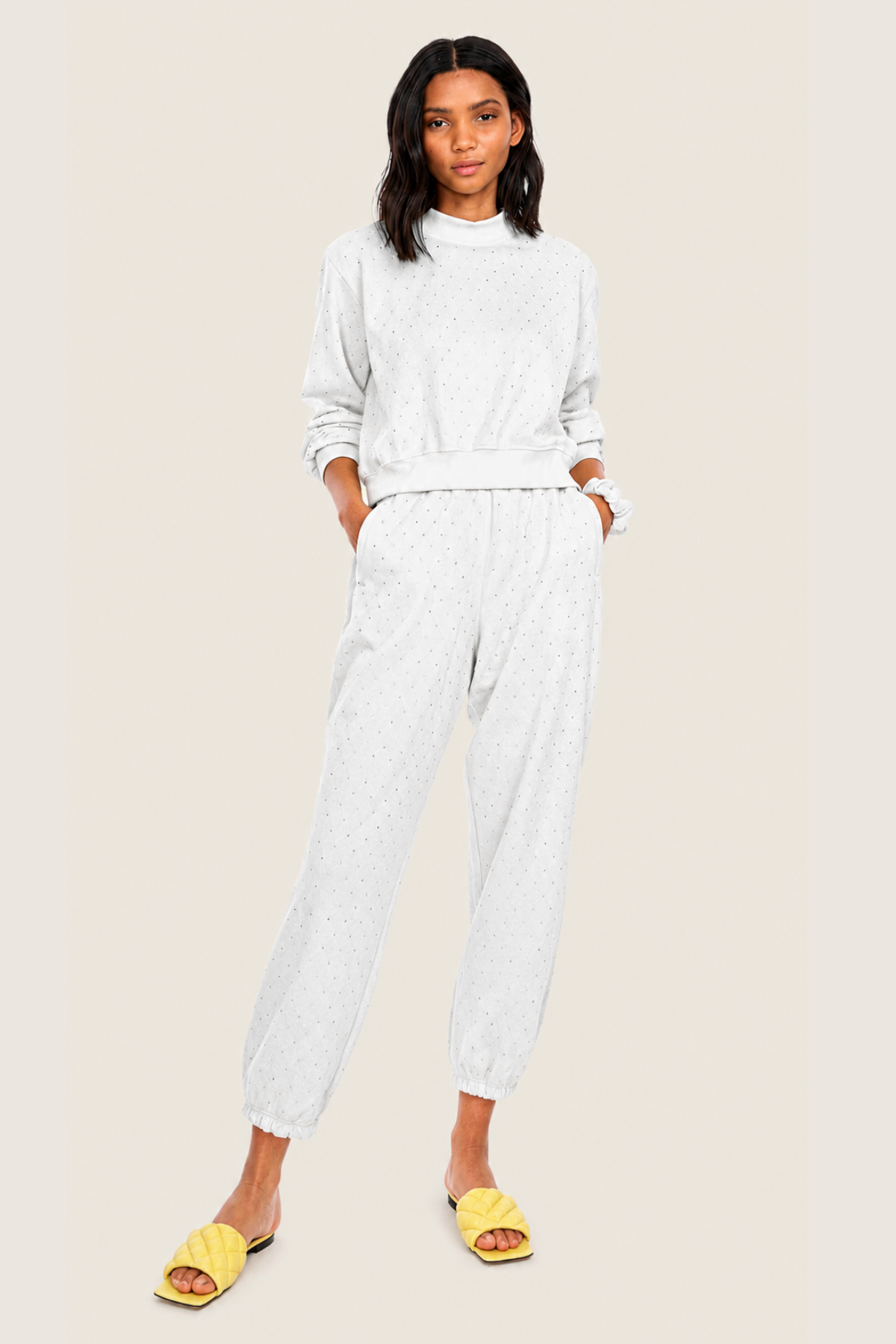 Vista frontal de los sweatpants Rena Crystal en blanco, con cintura alta, ajuste relajado y pedrería tonal que aporta brillo moderno