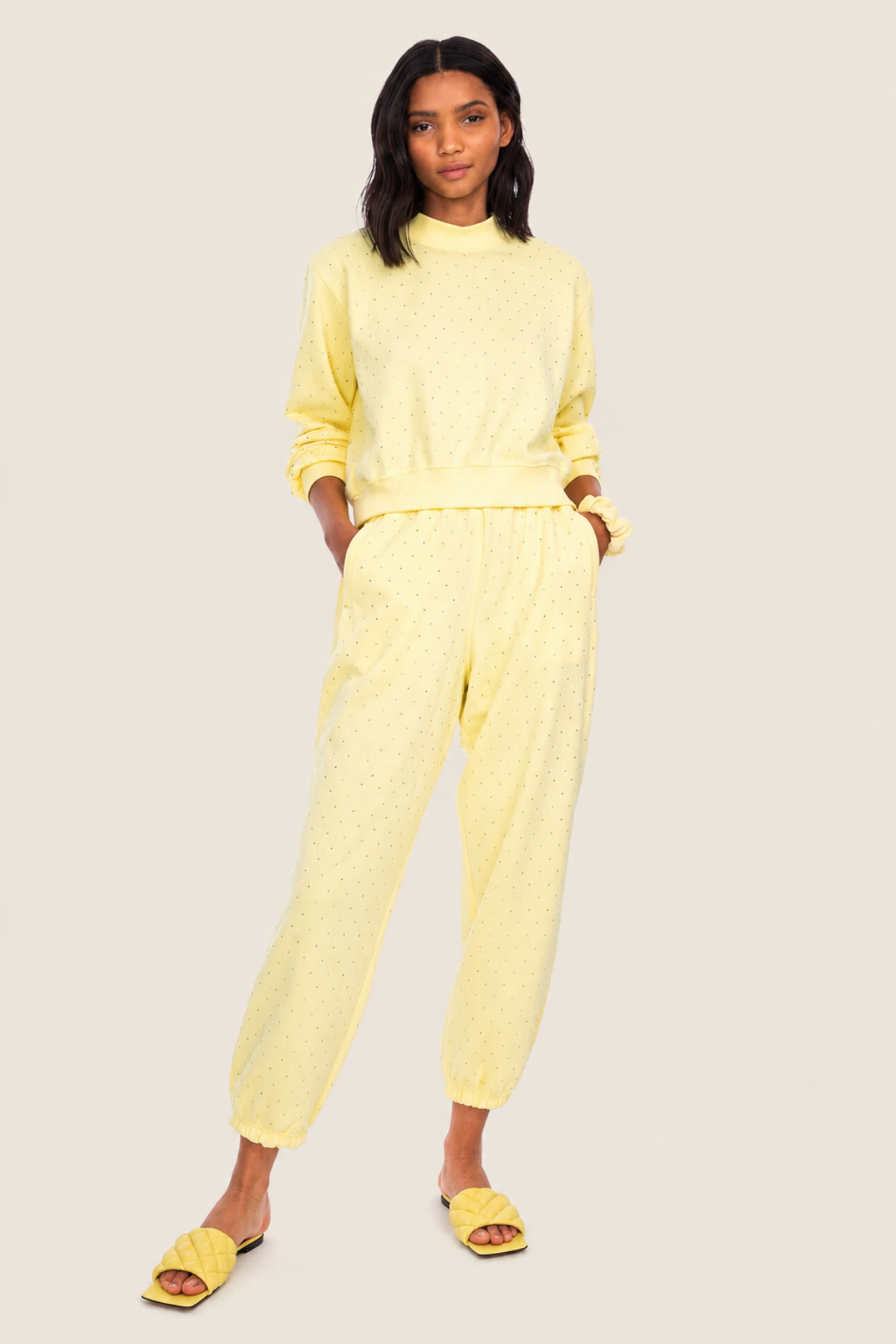 Modelo posando de frente con los Rena Crystal yellow sweatpants, destacando cintura alta, pedrería y pierna relajada