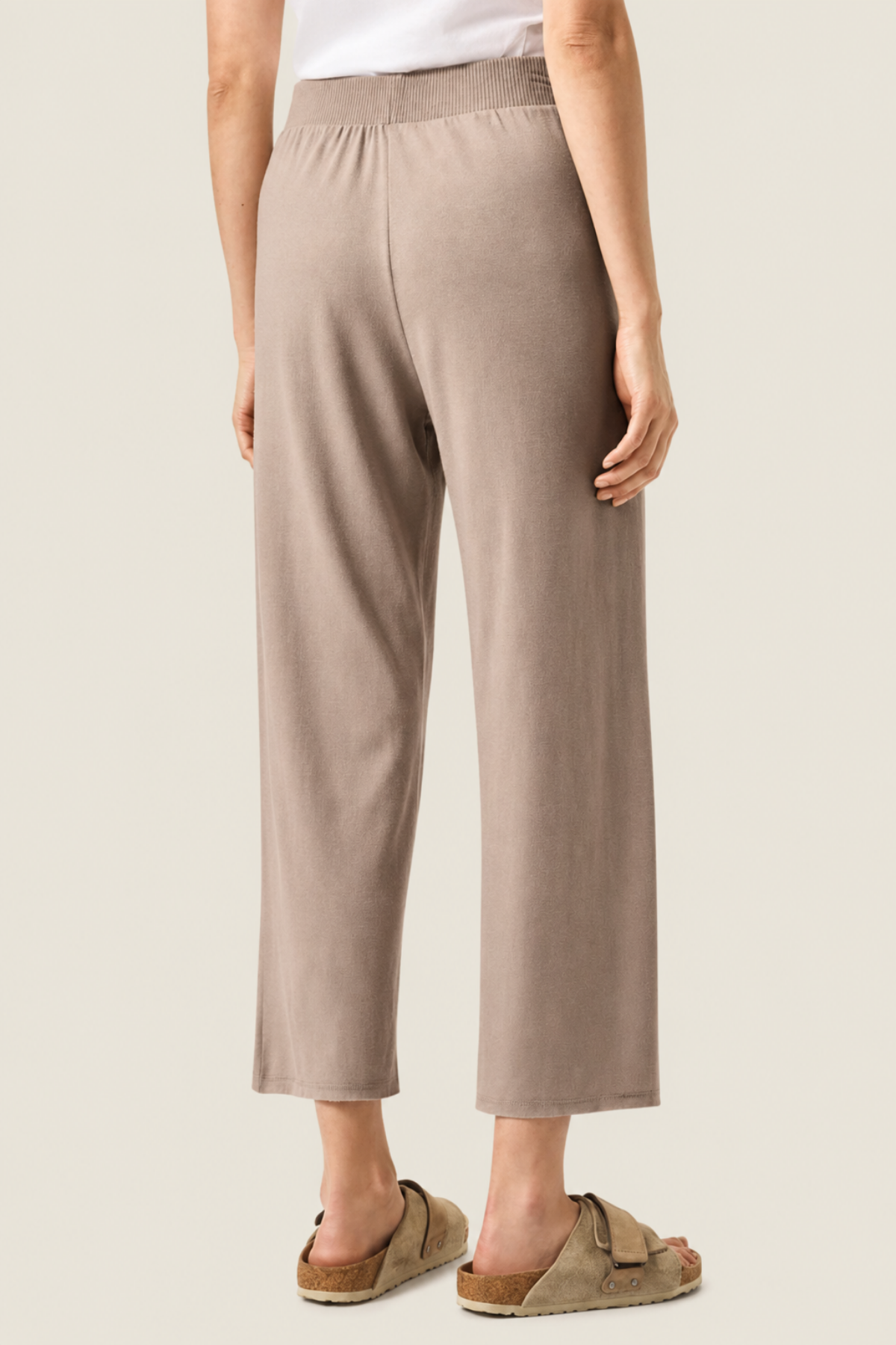 Modelo de espaldas con pantalón Splendid Brook color fawn, mostrando el ajuste ceñido y la comodidad del diseño