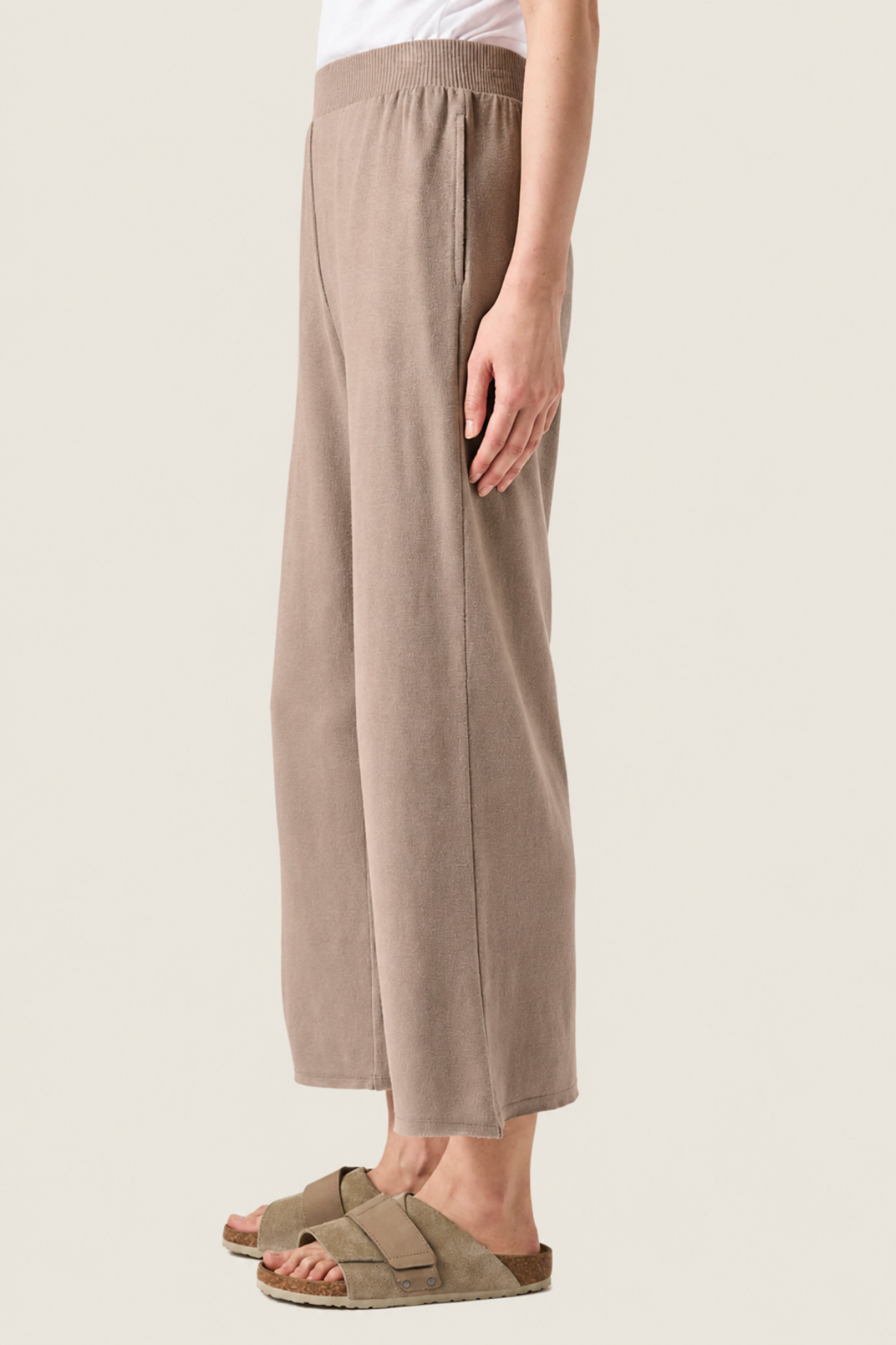 Vista lateral de la modelo con pantalón Splendid Brook fawn, resaltando su ajuste perfecto y estilo versátil