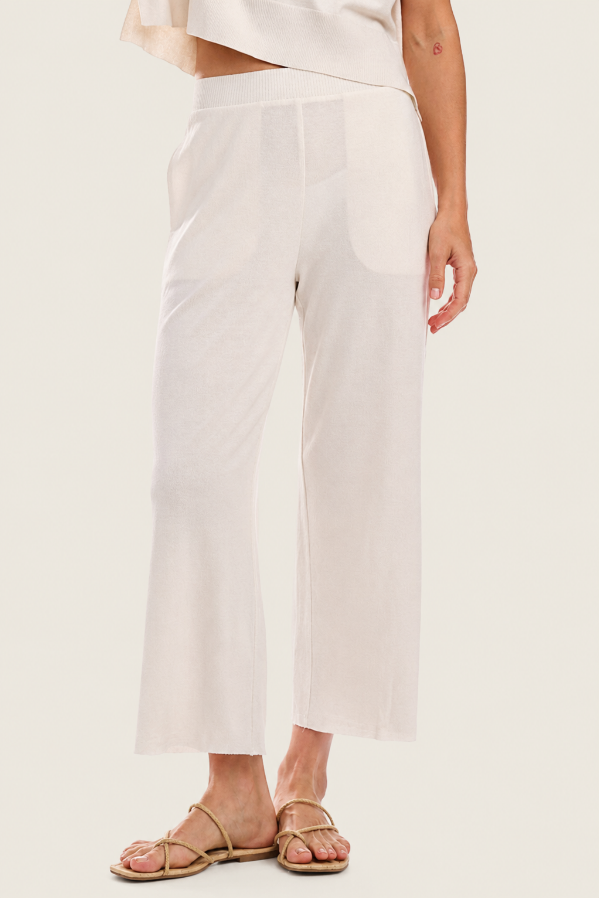 Modelo posando con pantalón Splendid Brook tono moonstone, destacando su caída fluida y diseño cómodo para el día a día