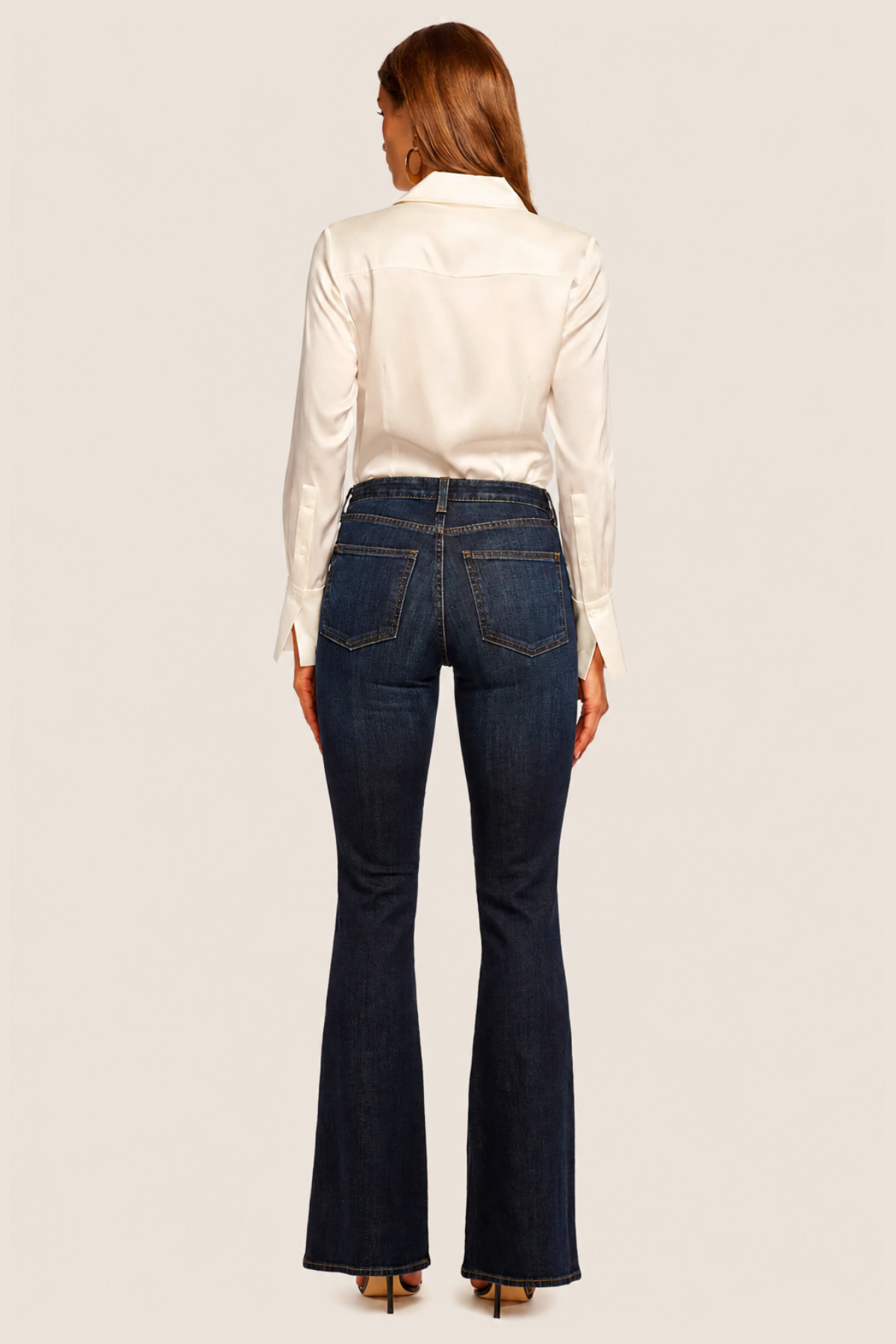 Vista trasera del pantalón flare dark rinse con costuras decorativas y ajuste en la cintura, ideal para looks sofisticados