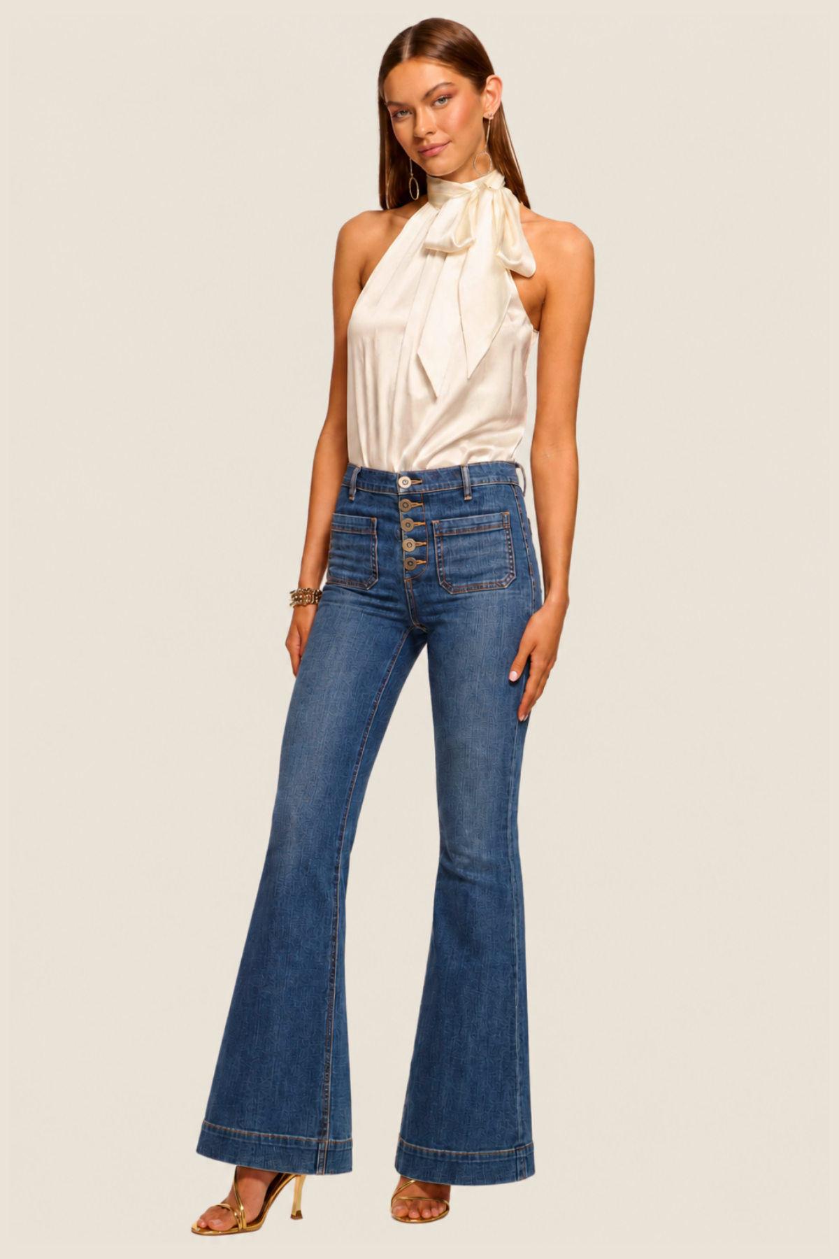 Jeans Cindy high rise flare medium wash con tiro alto y corte acampanado ideal para looks sofisticados y estilo retro chic moderno