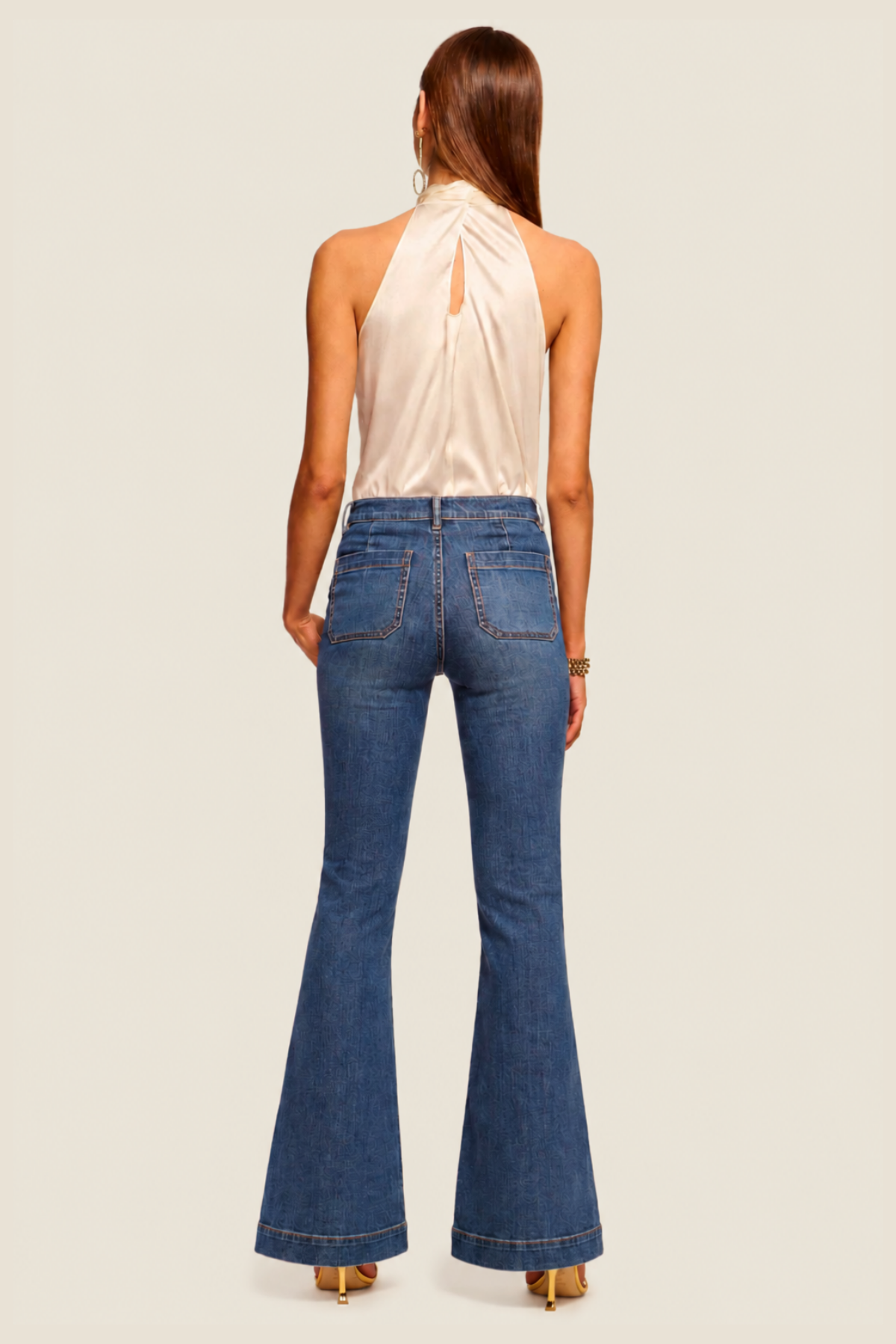 Modelo con pantalón acampanado tiro alto medium wash perfecto para outfits elegantes casuales y estilo modern denim