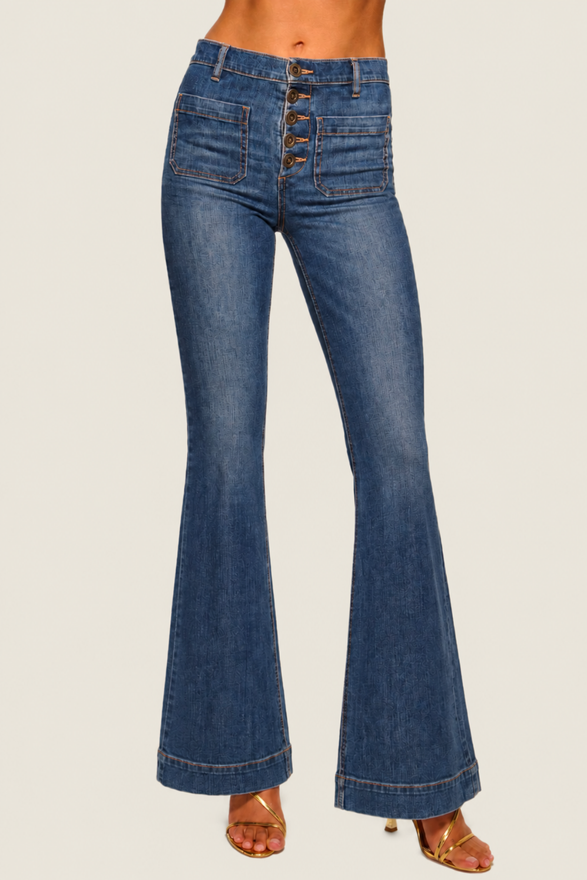 Detalle jeans flare con botonadura frontal visible y bolsillos delanteros ideal para looks sofisticados con estética años 70