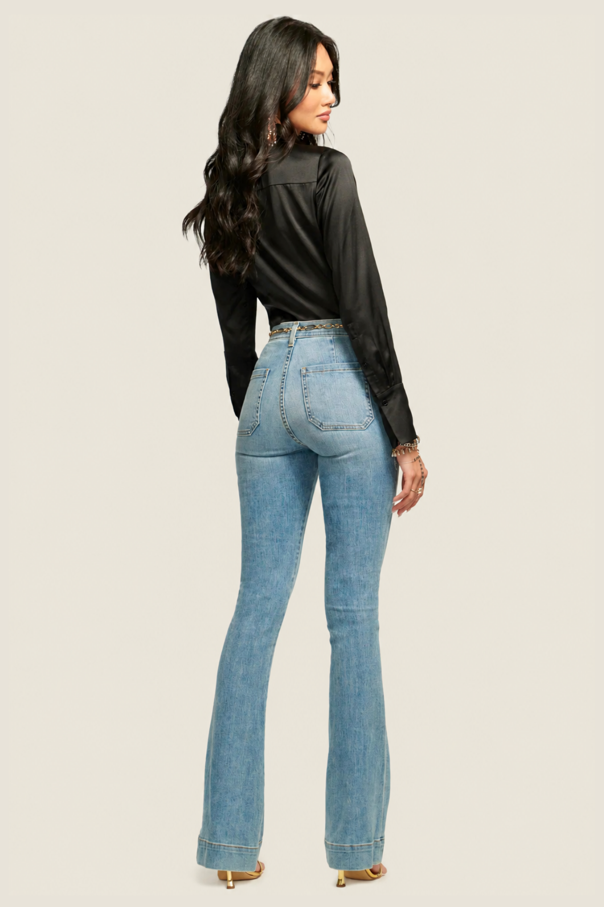 Vista lateral jeans ligth wash con corte acampanado que estiliza la figura ideal para looks modernos y sofisticados