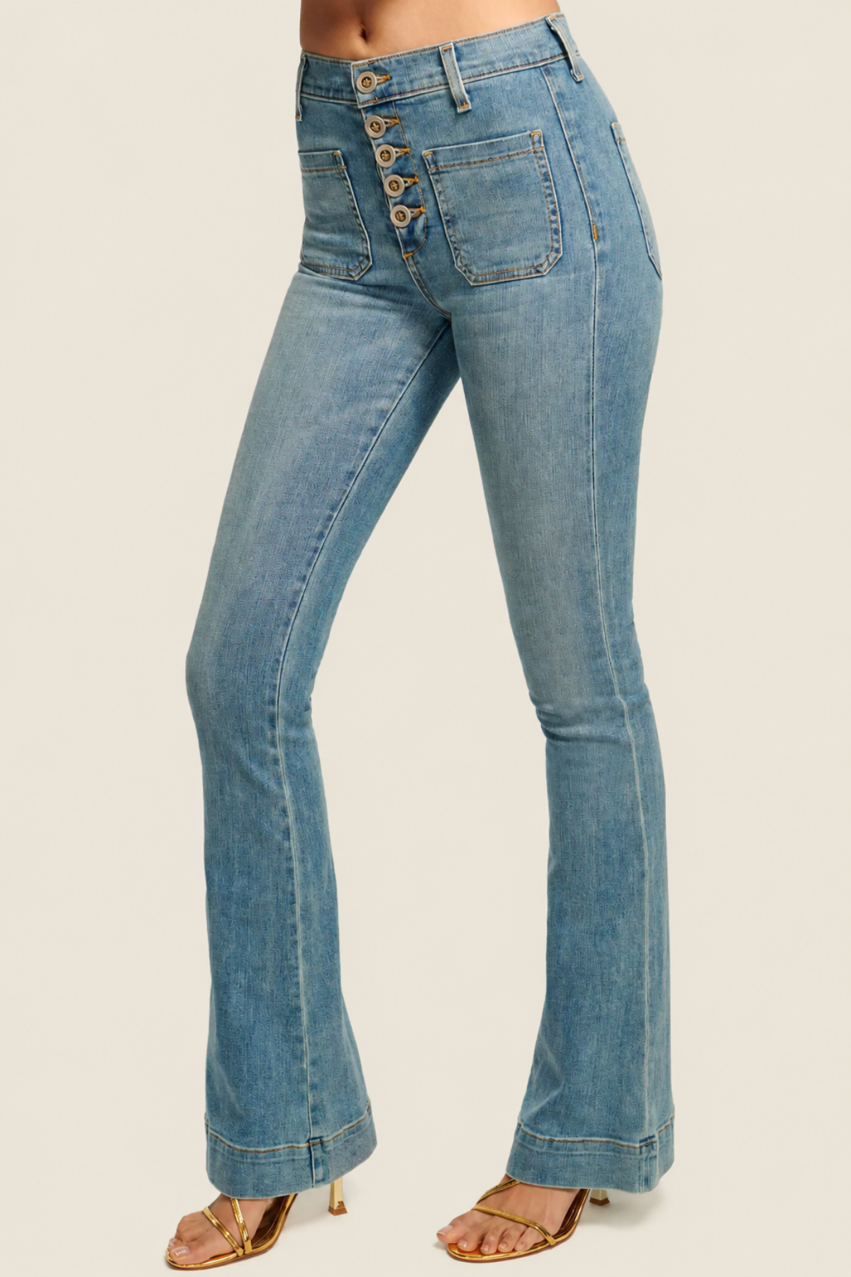 Vista trasera jeans Cindy high rise flare ligth wash con ajuste favorecedor y diseño elegante perfecto para outfits casual chic