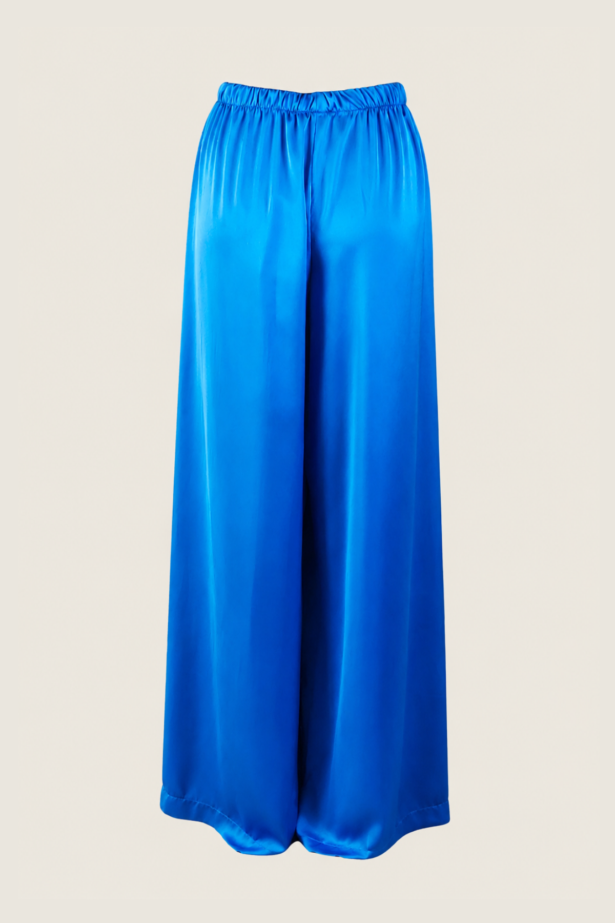Parte trasera de pantalones de seda azul en maniquí, con textura brillante y corte cómodo ideal para looks elegantes y frescos